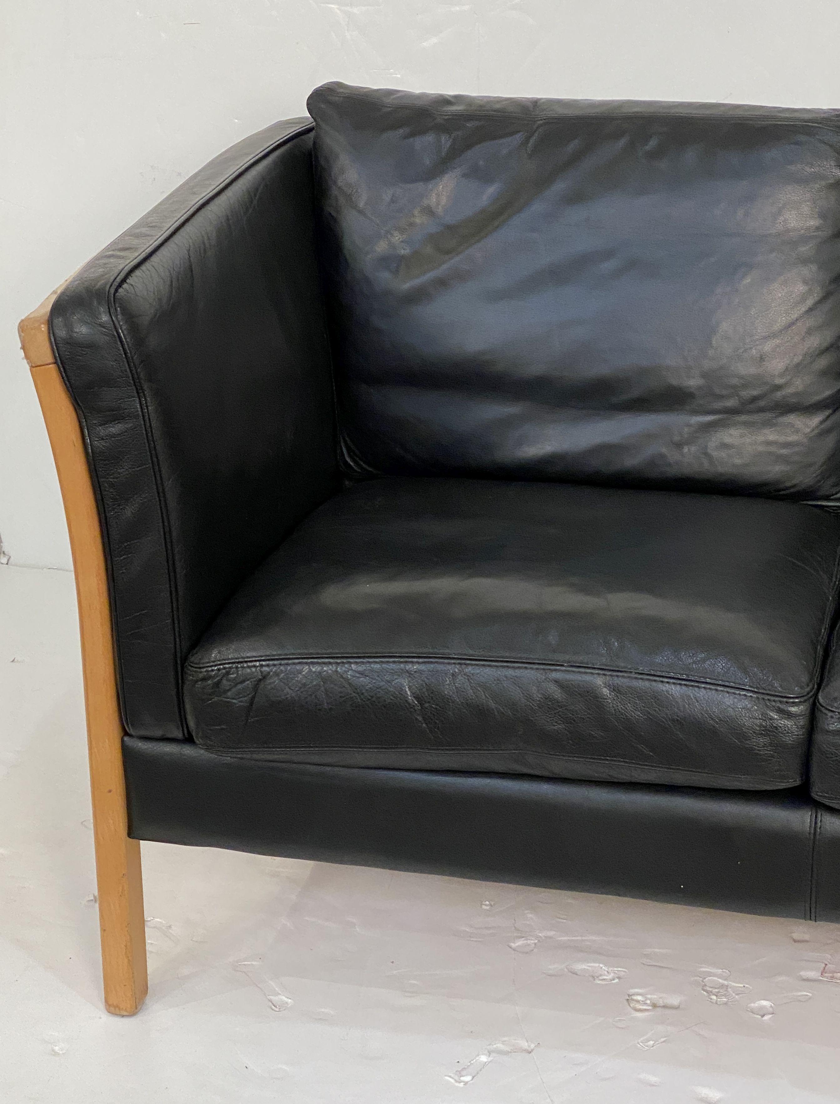 Canapé danois moderne en cuir et hêtre par Stouby Bon état - En vente à Austin, TX