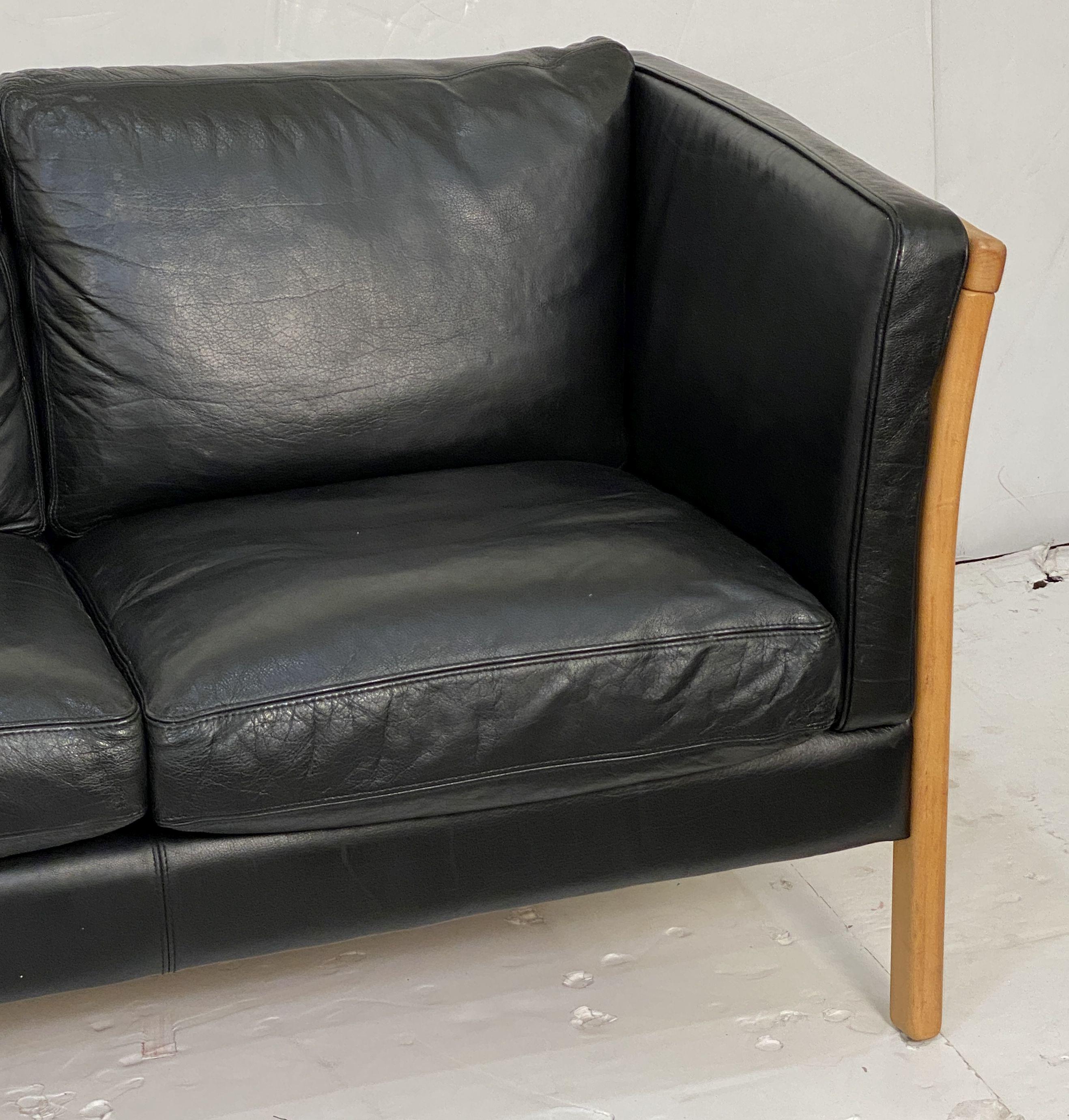 20ième siècle Canapé danois moderne en cuir et hêtre par Stouby en vente