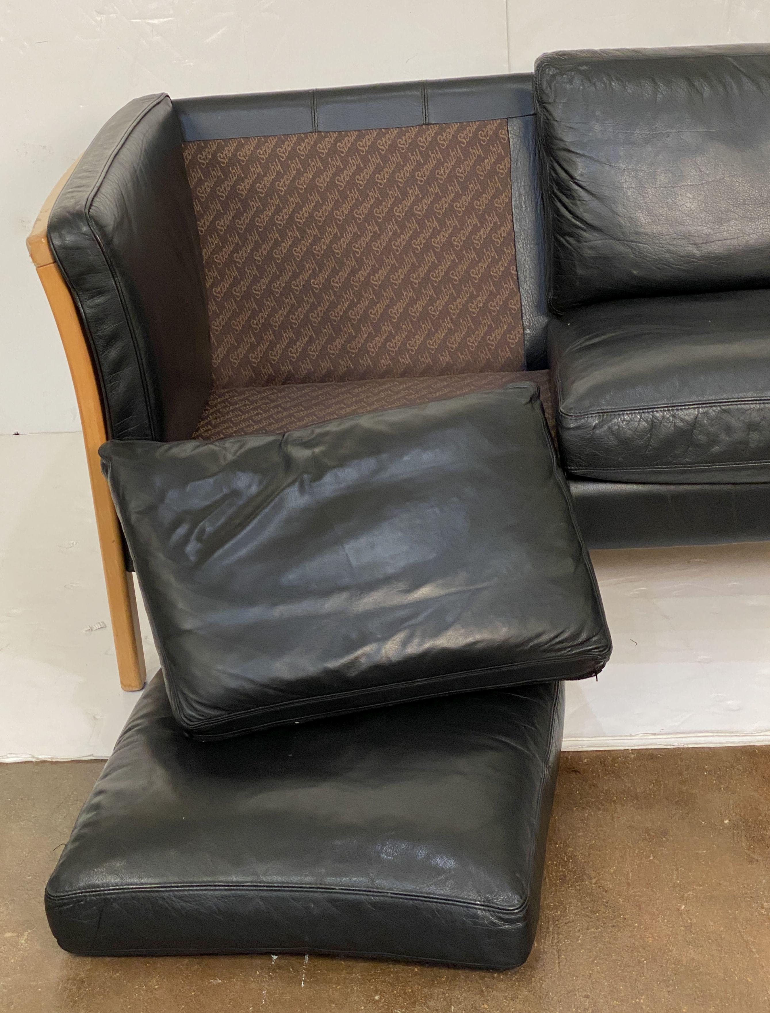 Cuir Canapé danois moderne en cuir et hêtre par Stouby en vente