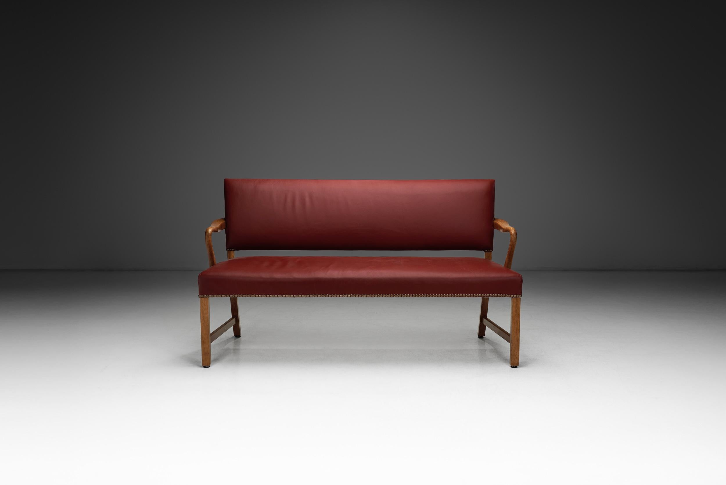 Scandinave moderne Canapé moderne danois avec revêtement en cuir et cadre en Oak, Danemark, années 1940 en vente