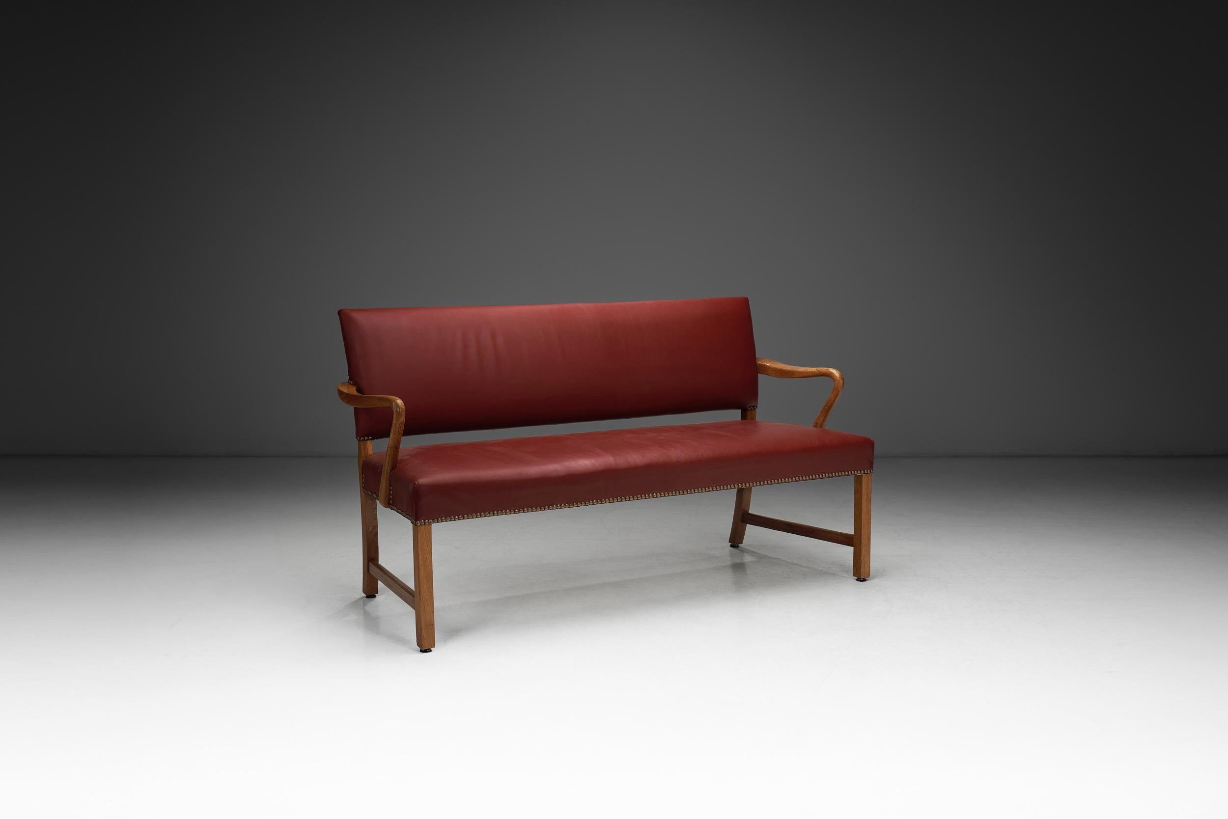 Danois Canapé moderne danois avec revêtement en cuir et cadre en Oak, Danemark, années 1940 en vente