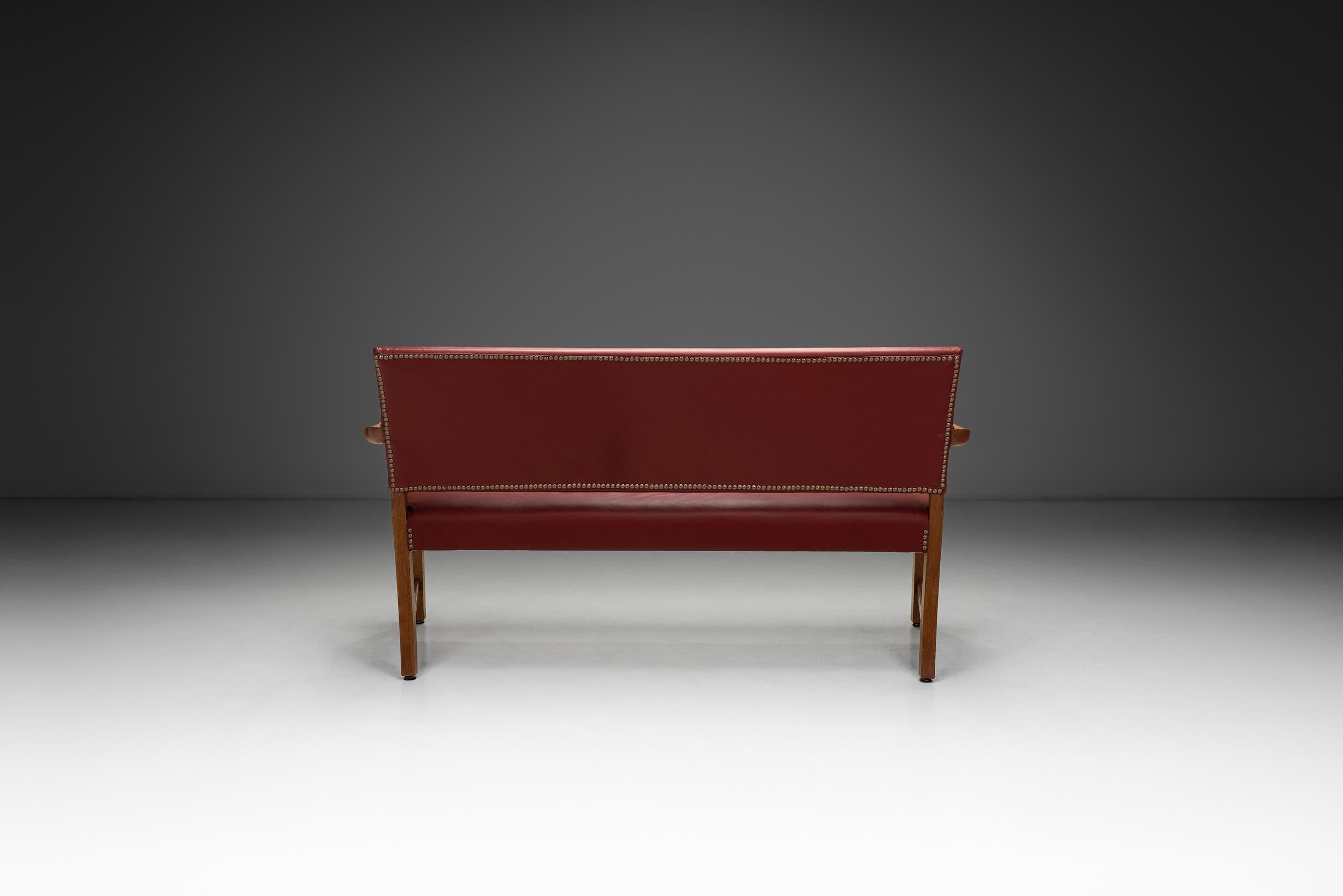Canapé moderne danois avec revêtement en cuir et cadre en Oak, Danemark, années 1940 Bon état - En vente à Utrecht, NL