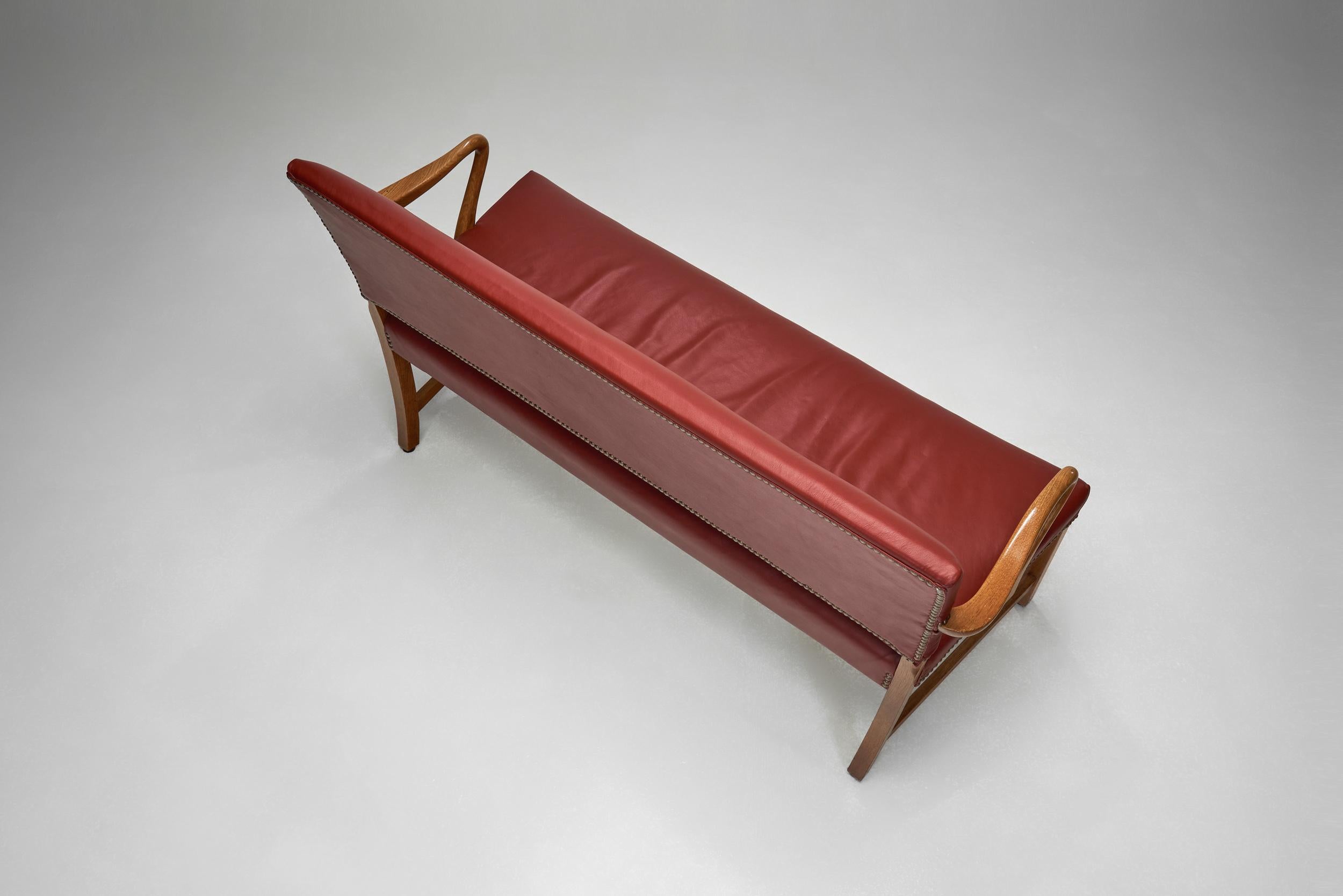 Milieu du XXe siècle Canapé moderne danois avec revêtement en cuir et cadre en Oak, Danemark, années 1940 en vente