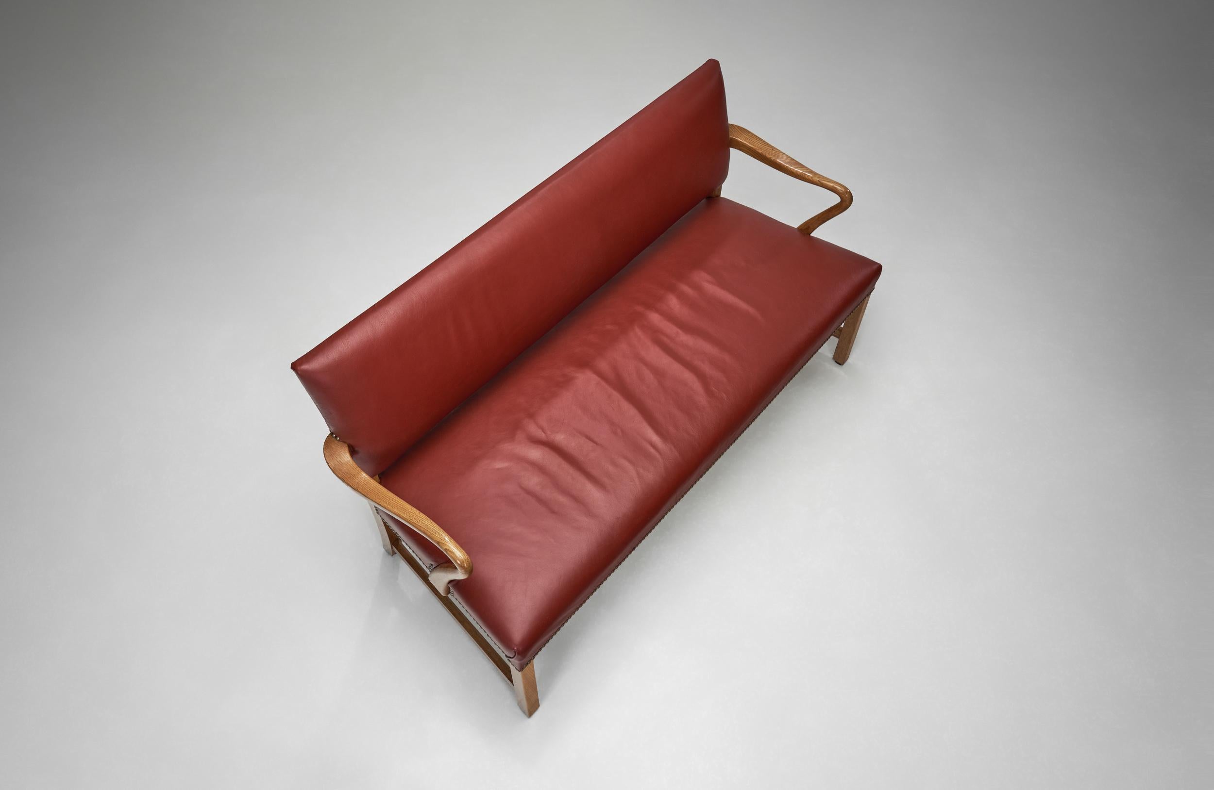 Cuir Canapé moderne danois avec revêtement en cuir et cadre en Oak, Danemark, années 1940 en vente