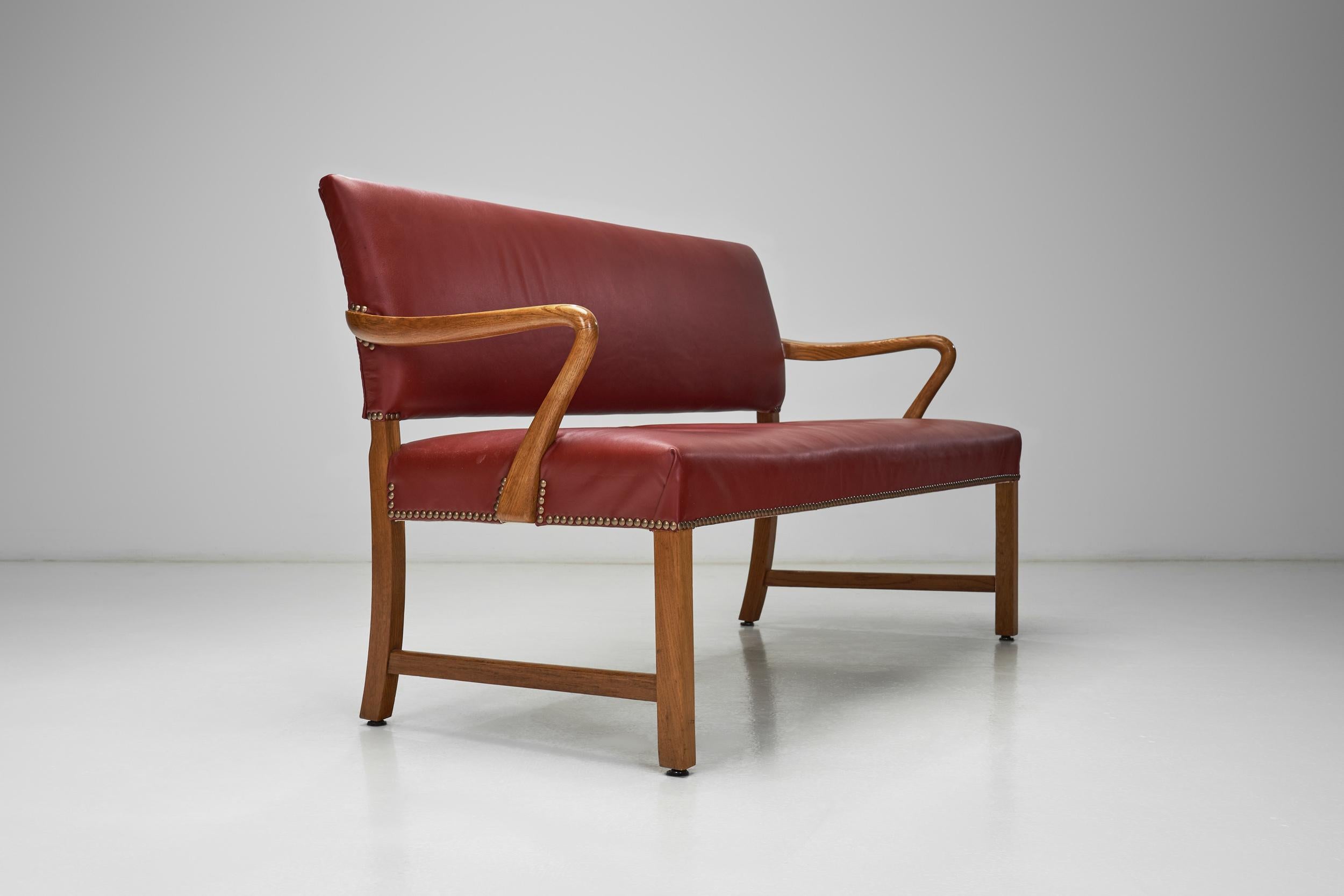Canapé moderne danois avec revêtement en cuir et cadre en Oak, Danemark, années 1940 en vente 1