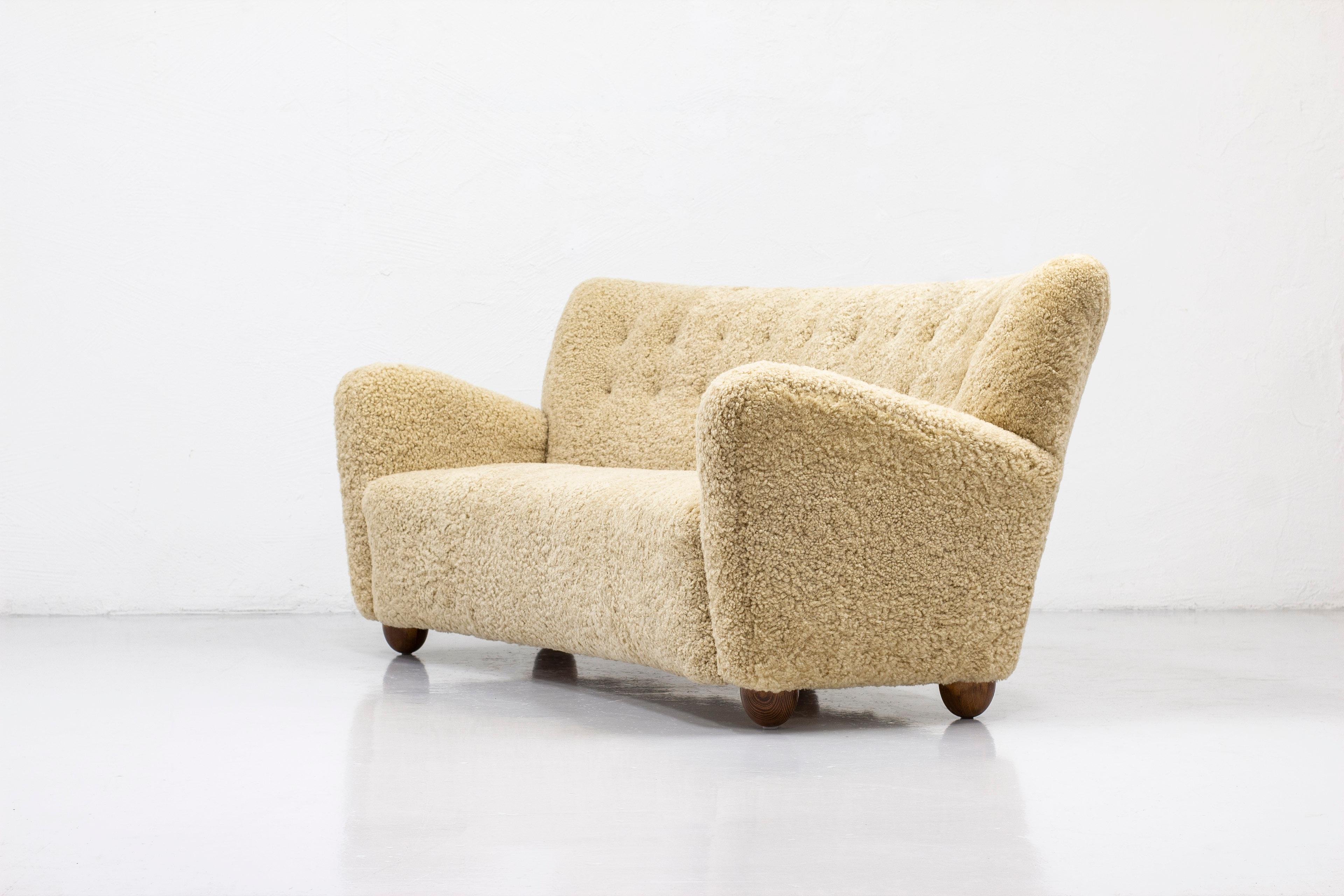 Danish Modern Sofa with Sheepskin, Attributed to Flemming Lassen, 1940s In Good Condition In Hägersten, SE