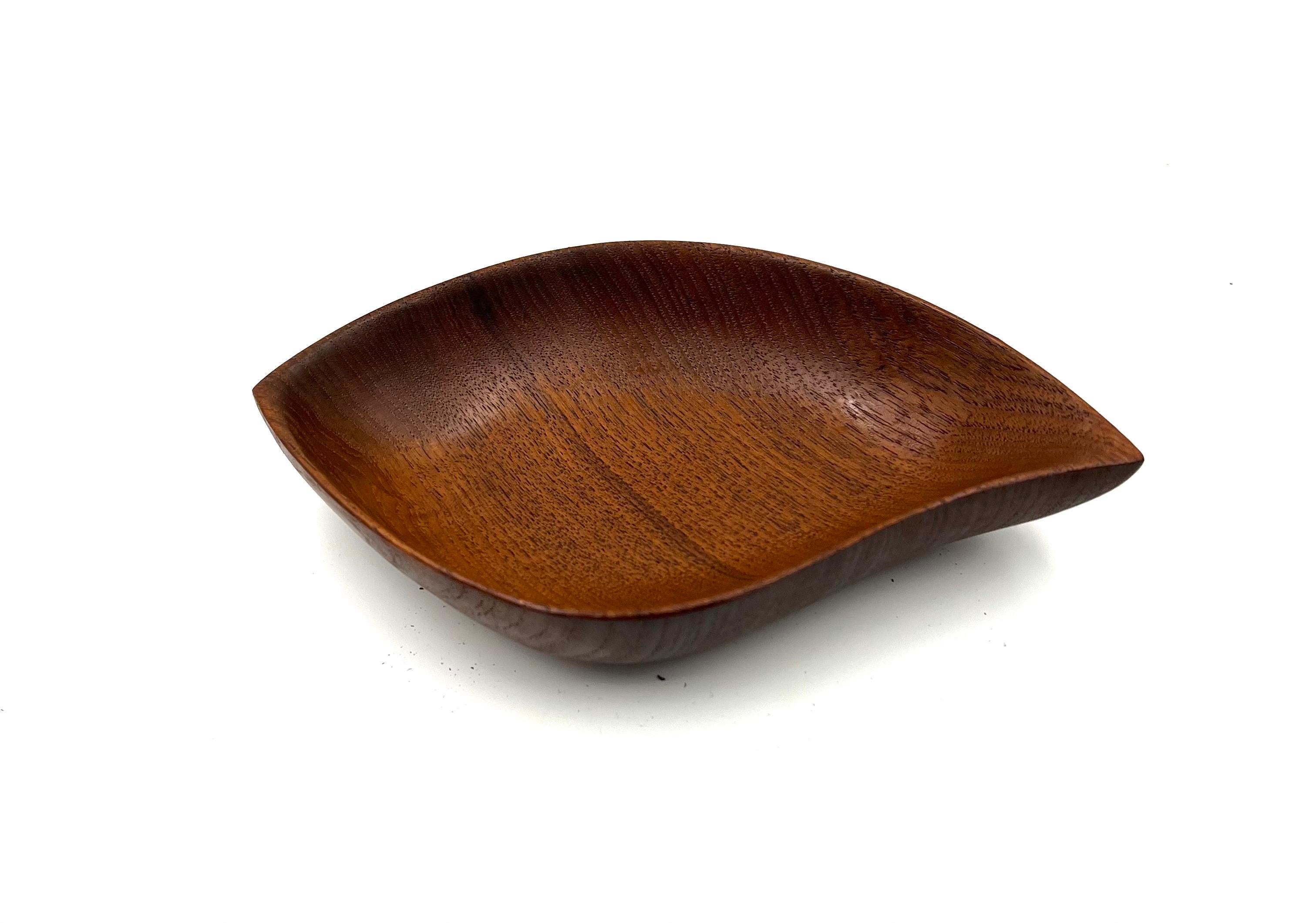 Danish Modern Solid Hand Carved Teak Freeform Bowl Catch It All In Excellent Condition For Sale In San Diego, CA