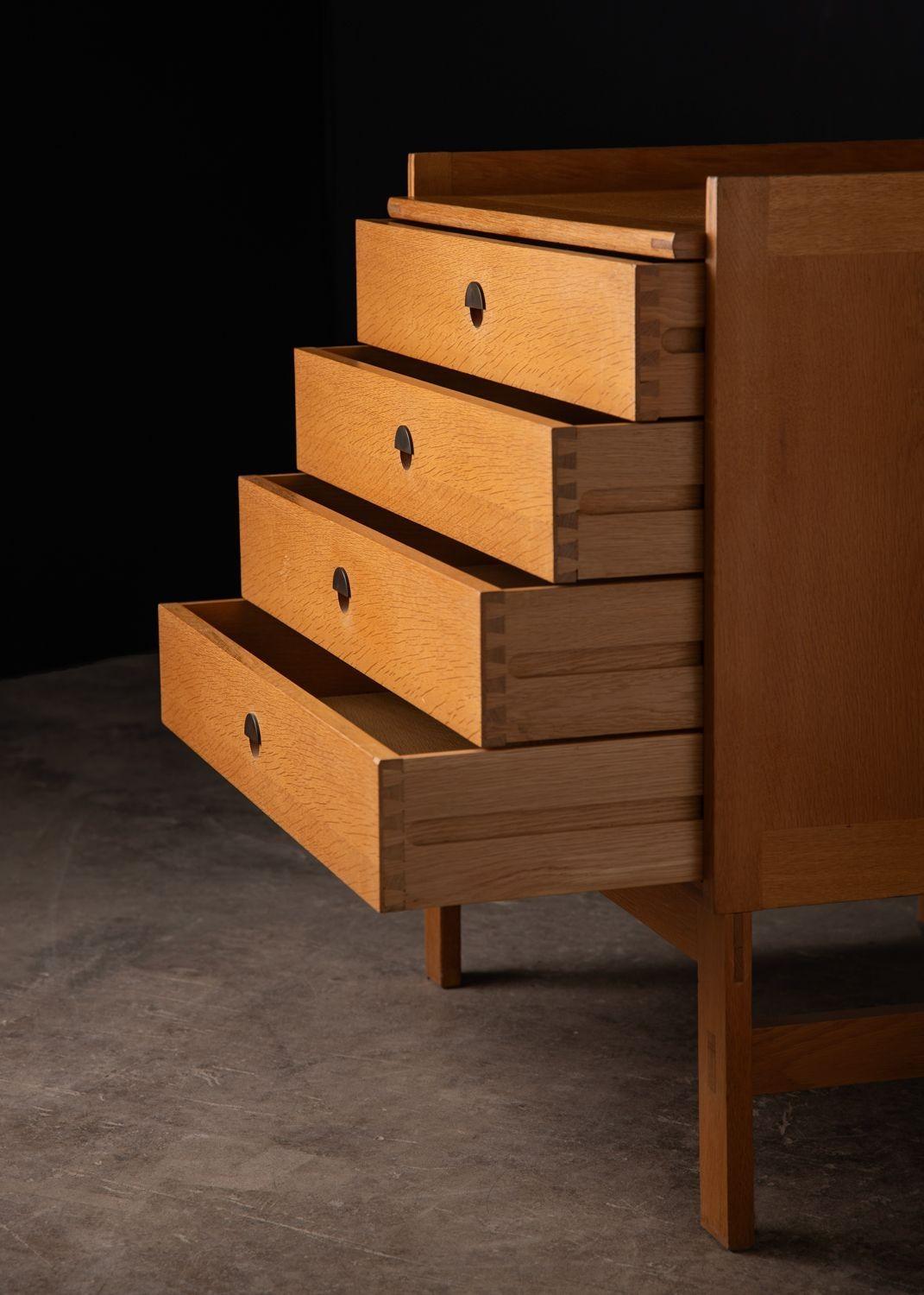 Danish Modern Solid Oak Chest of Drawers By Ilse Rix for Uldum Mobelfabrik In Good Condition For Sale In Dallas, TX