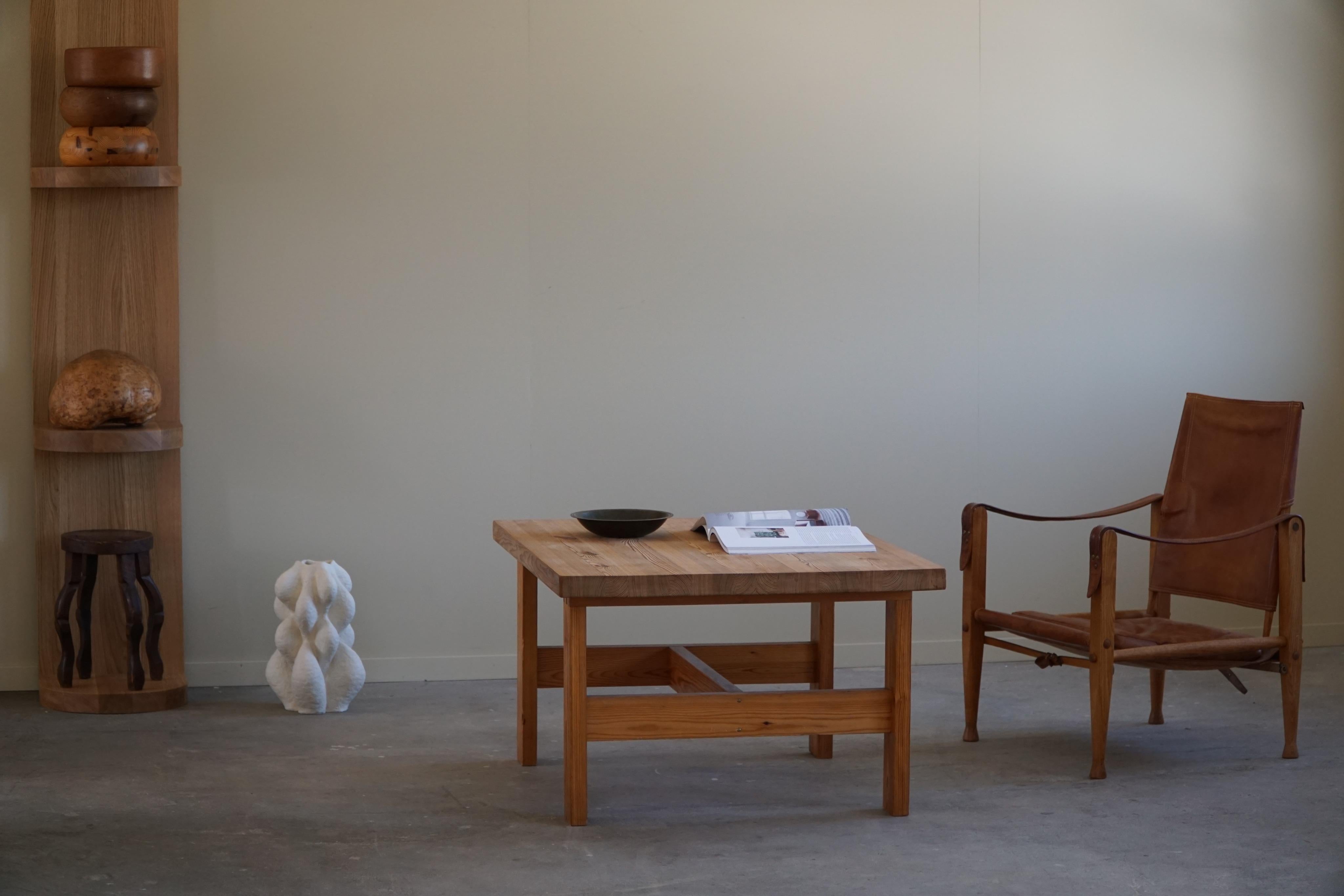 Voici un trésor de la modernité danoise des années 1960 - une table de canapé rectangulaire en pin massif qui respire le charme intemporel du design du milieu du siècle. Fabriquée avec une attention méticuleuse aux détails et avec des joints