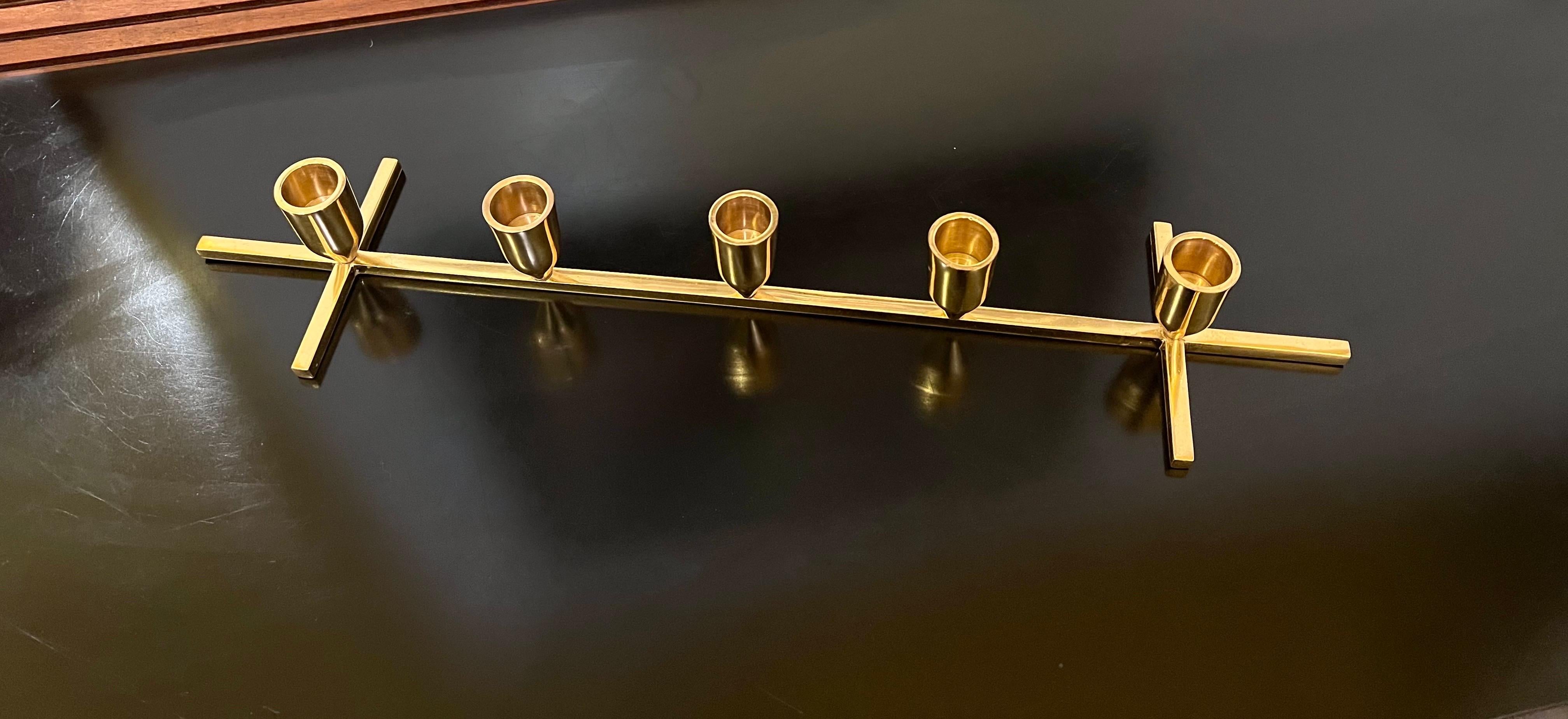 Bellissimo portacandele industriale in ottone massiccio lucidato dal grande design.