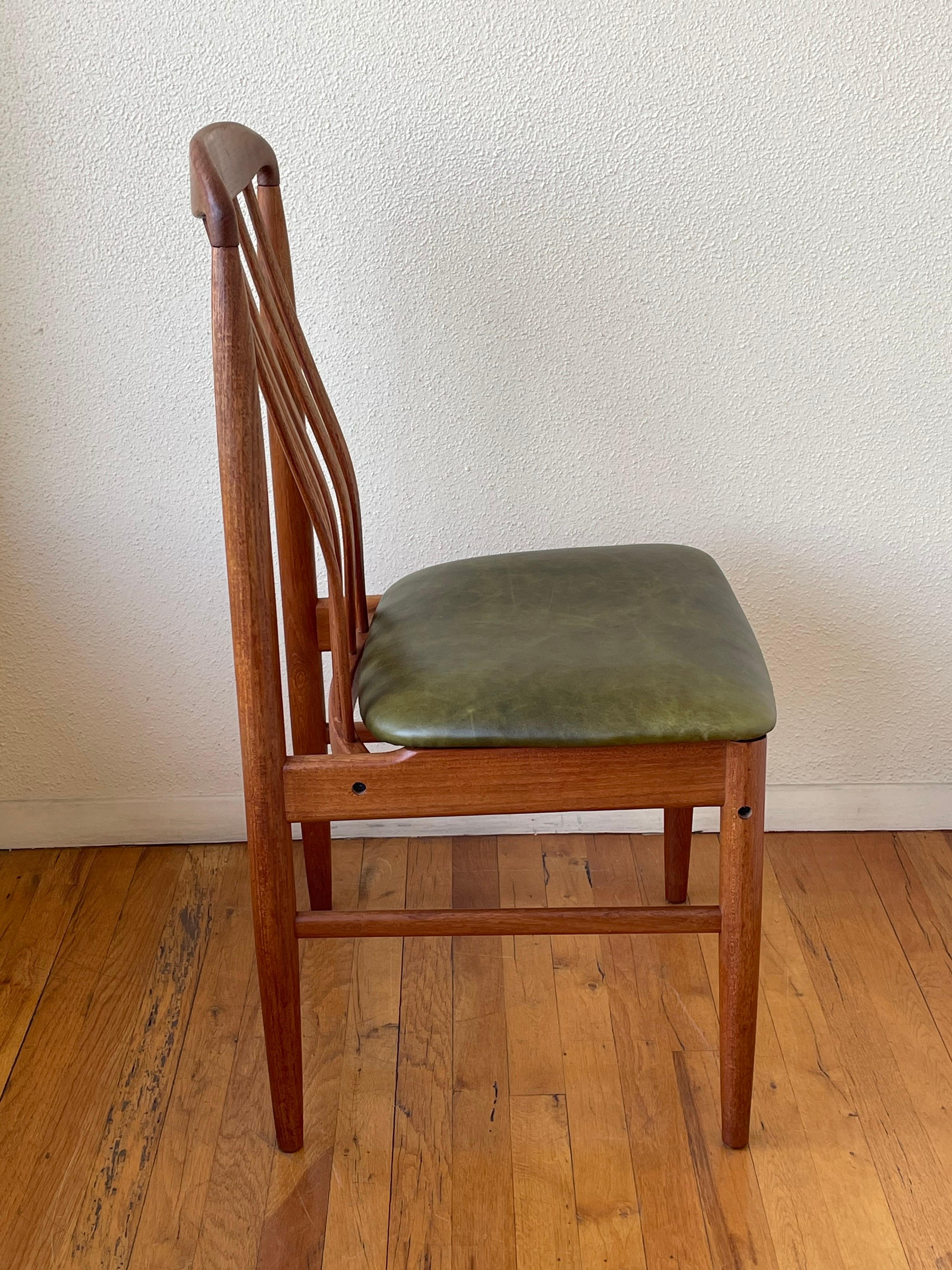 Danish Modern Solid Sculpted Back Teak Desk Chair in Leather Seat In Good Condition In San Diego, CA