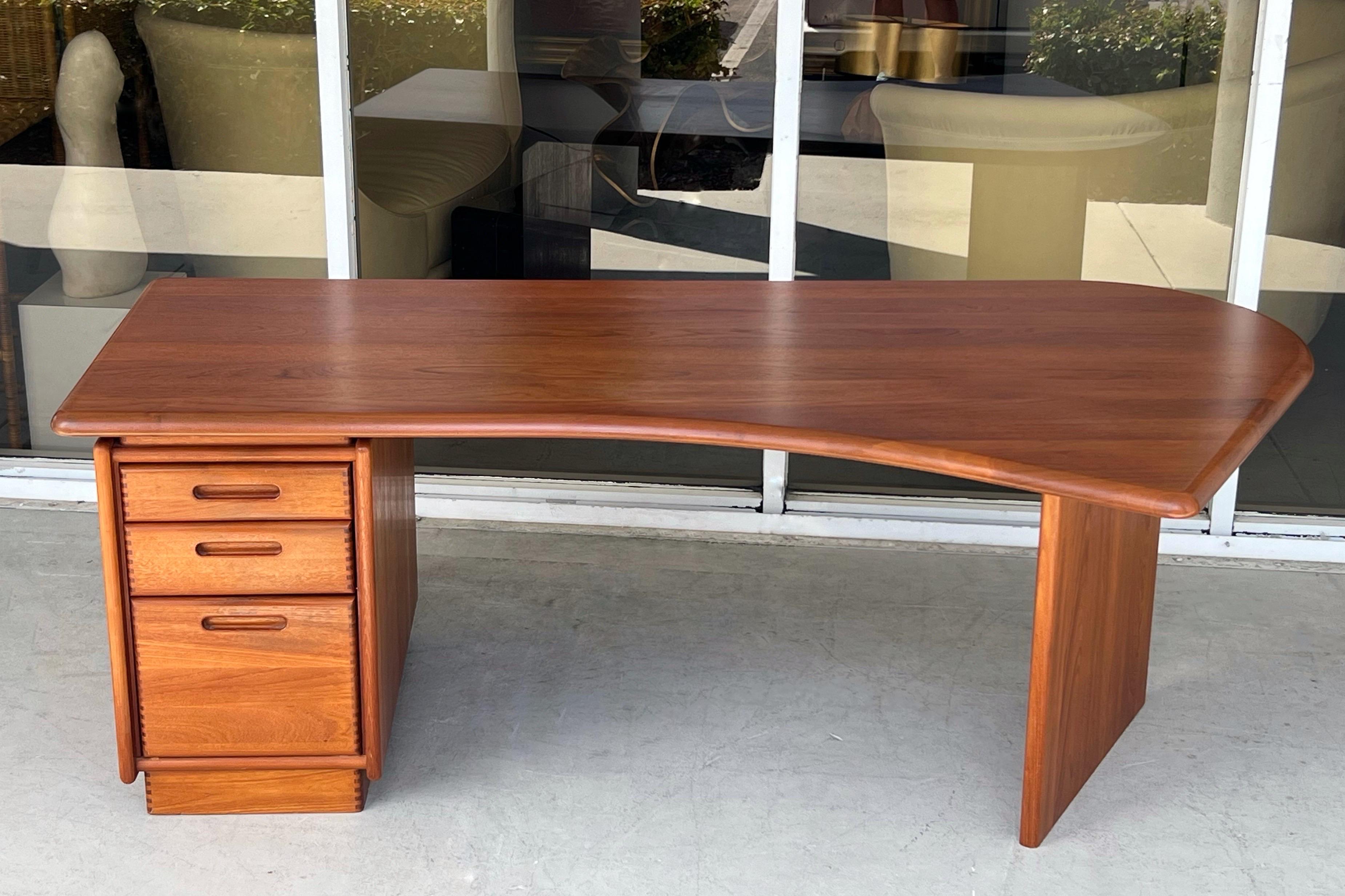 Danish Modern Solid Teak Biomorphic Desk In Good Condition For Sale In Miami, FL