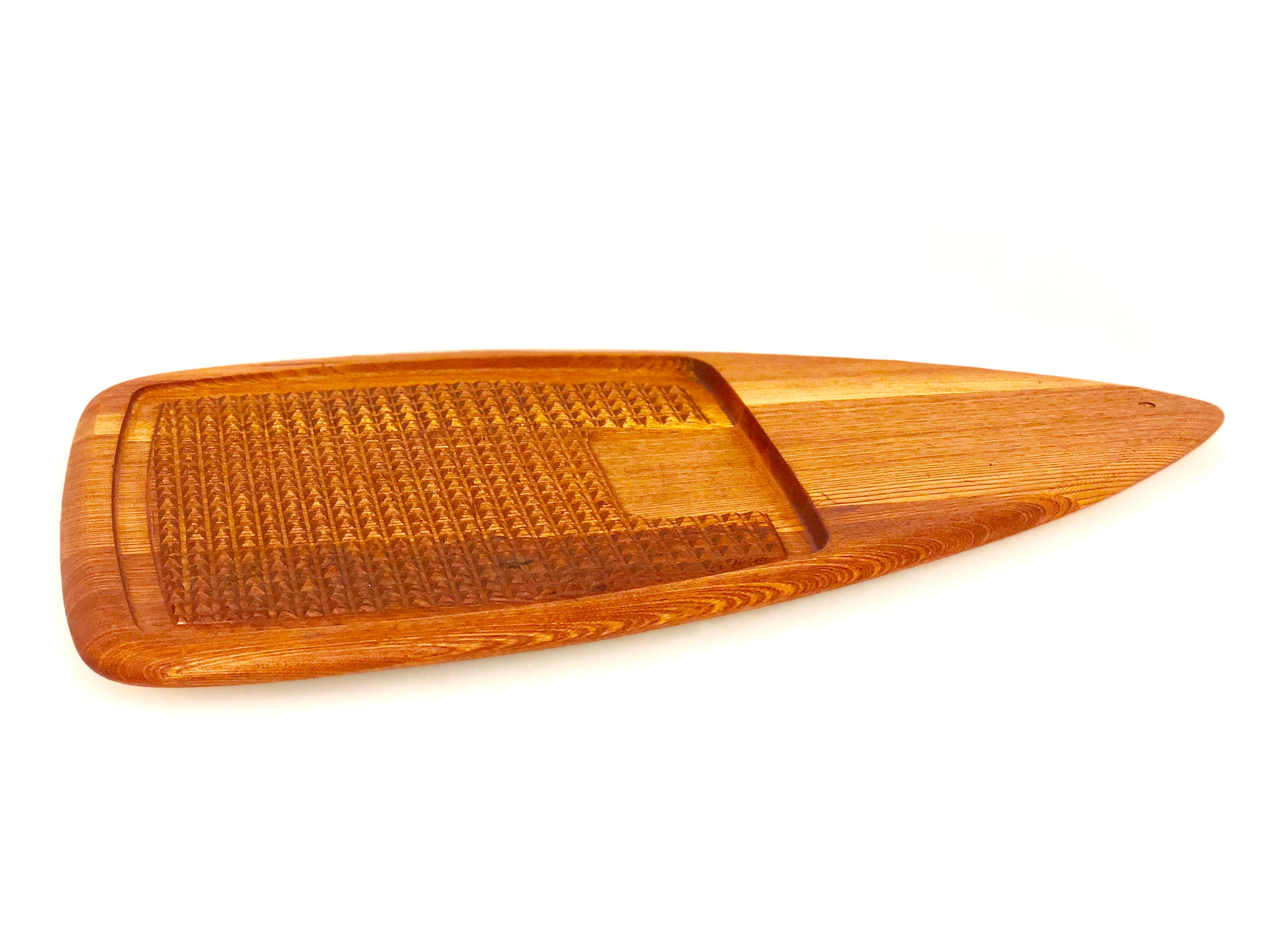 Beautiful solid teak surfboard style cutting board, freshly refinished with a hole to hang on the wall freshly sanded and refinished, nice large size with area for putting meats and drain the juices.