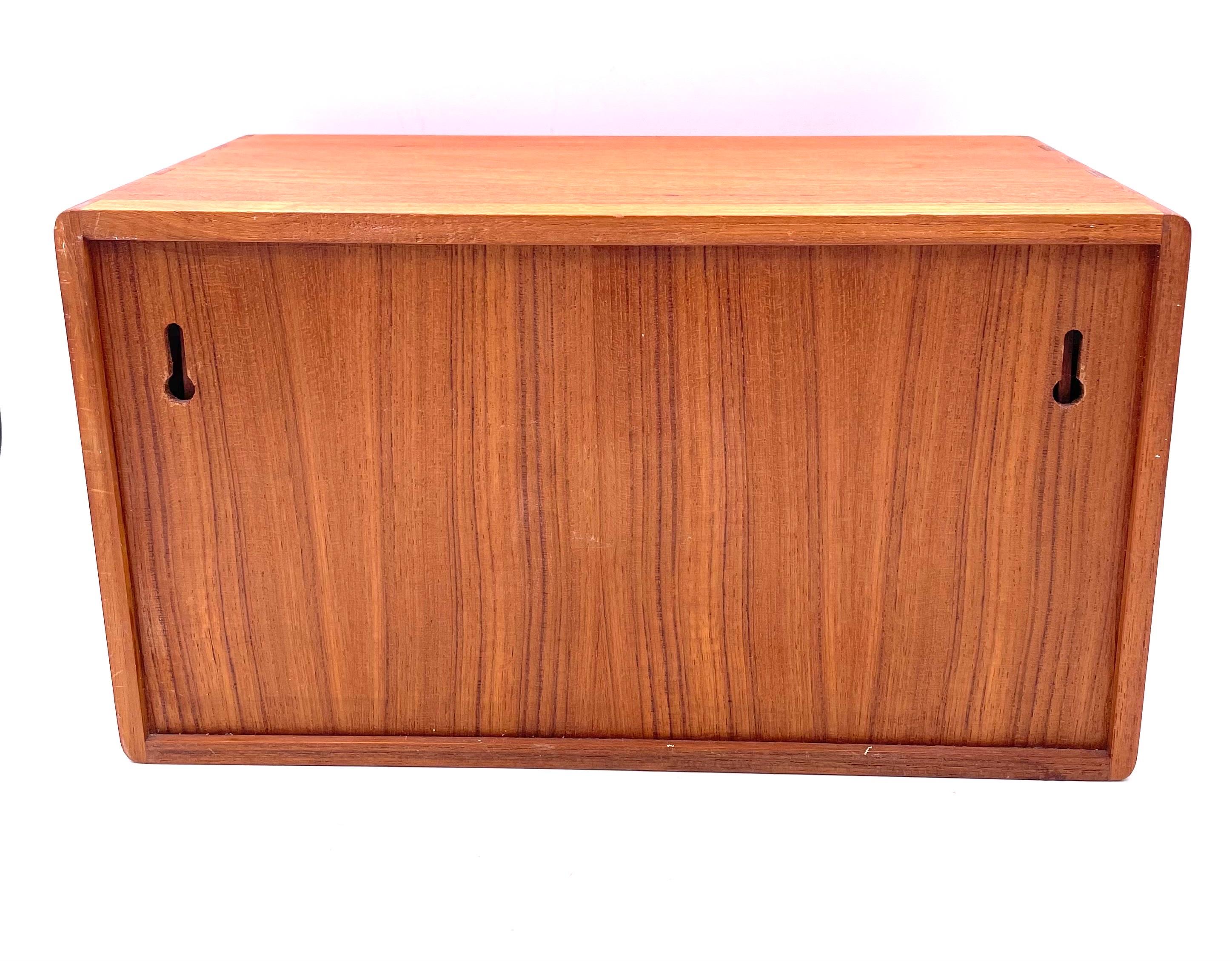 Solid Teak dovetail craftsmanship on this versatile multi-slots pockets desk top organizer or can be hung on the wall each top bottom on each slot pushes forward anything inserted on the slot great piece ,excellent quality.