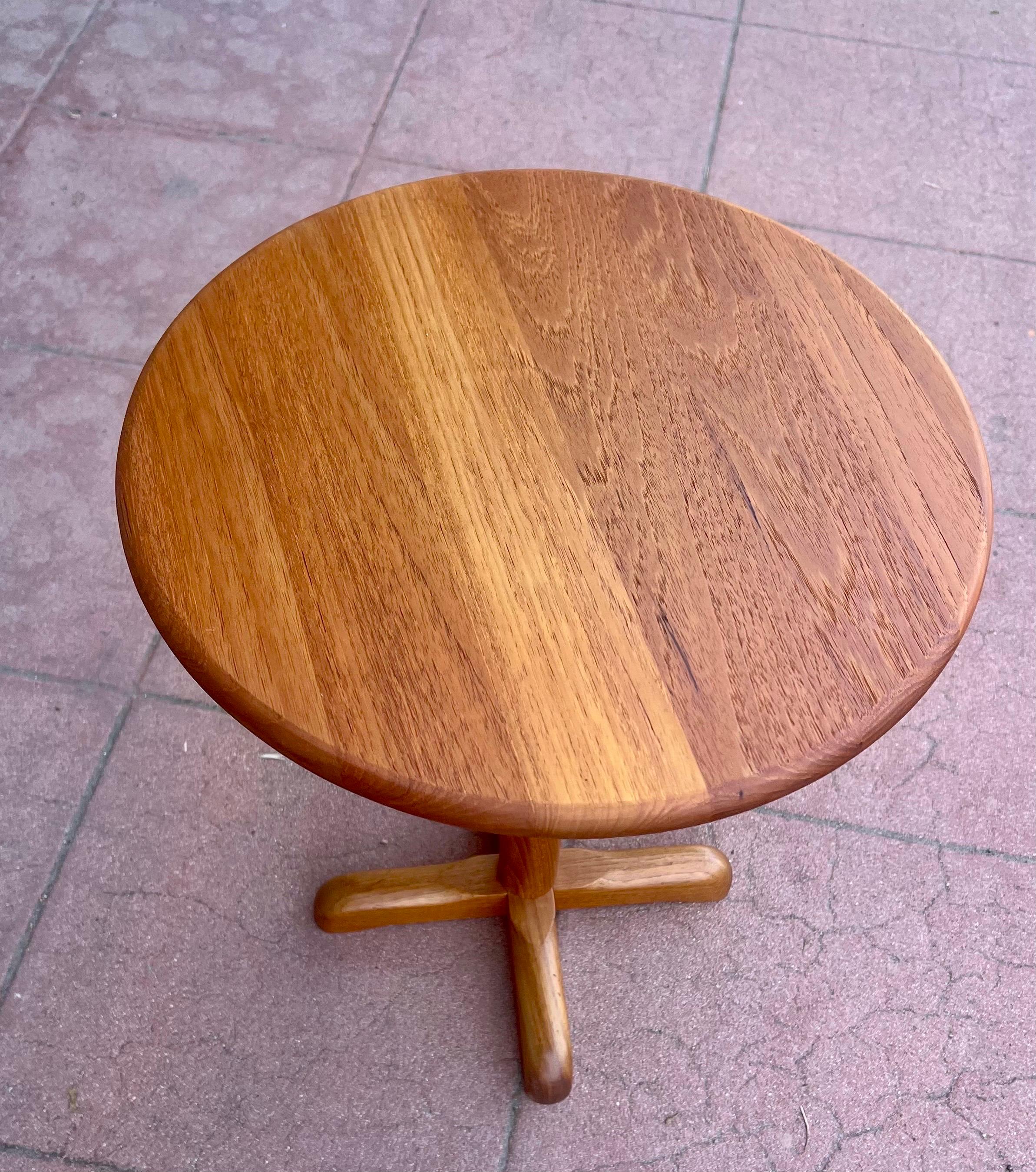 Danish Modern Solid Teak Cocktail Small Pedestal Round table In Excellent Condition In San Diego, CA