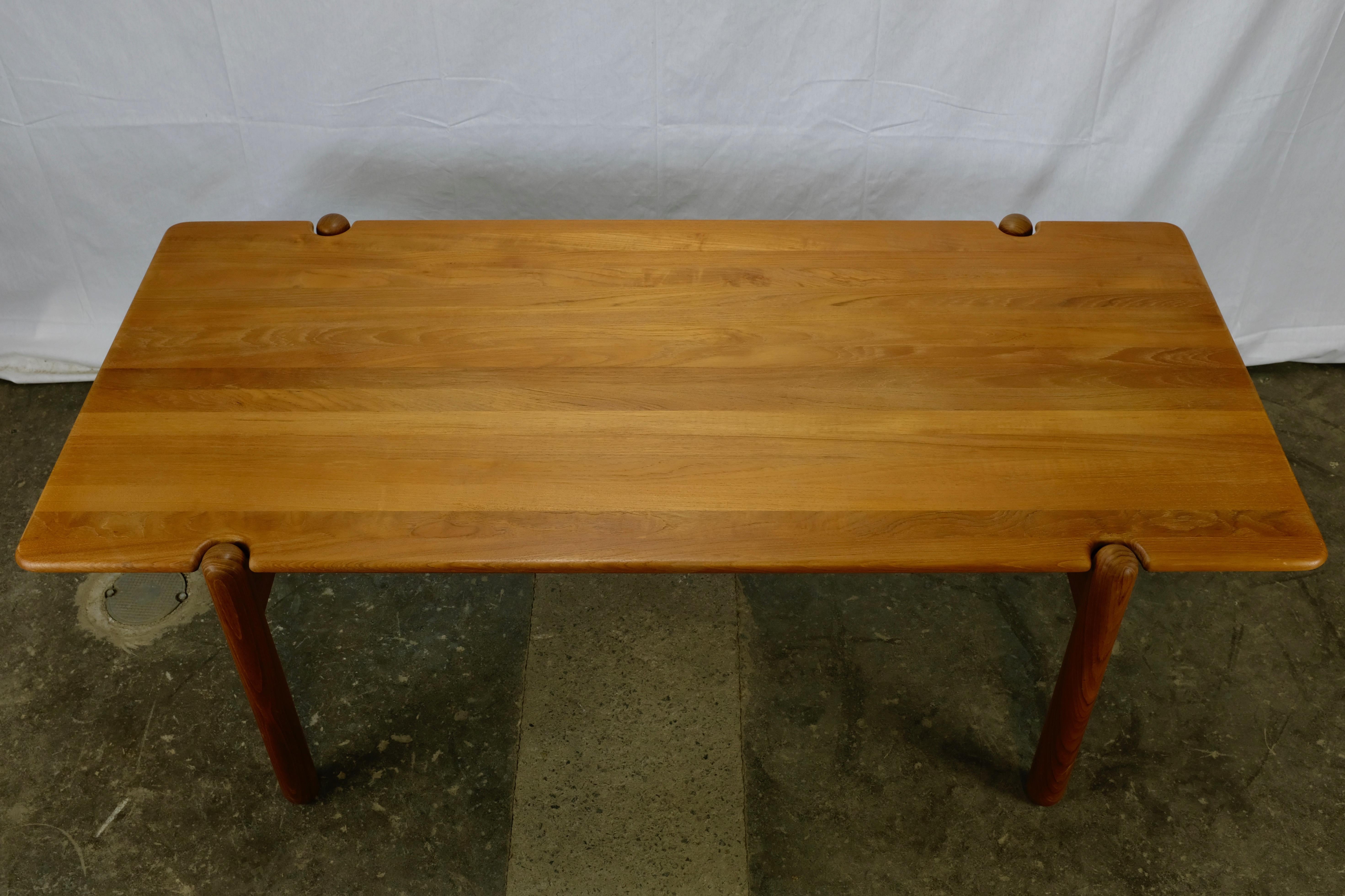 Danish Modern Solid Teak Coffee Table In Excellent Condition For Sale In Ottawa, ON
