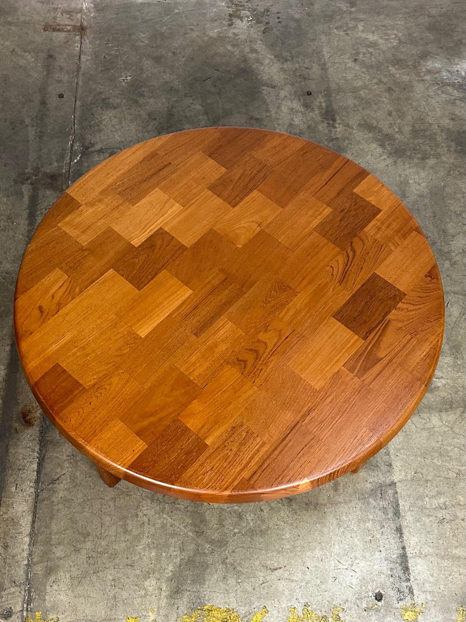 Danish Modern Solid Teak Coffee Table In Good Condition For Sale In Los Angeles, CA