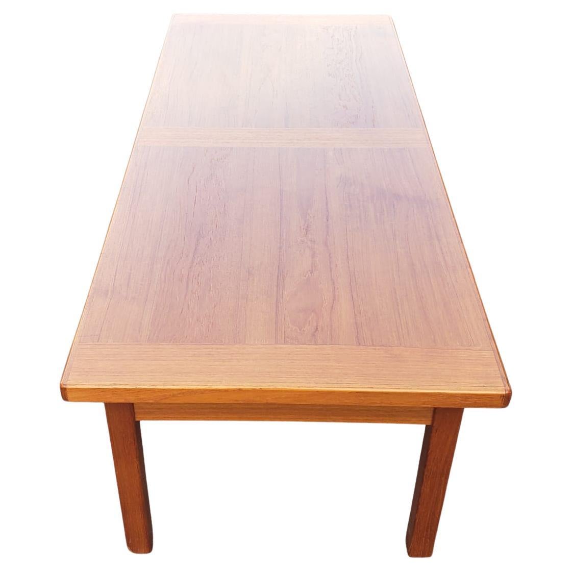 Scandinavian Modern Danish Modern Solid Teak Coktail Table / Coffee Table For Sale