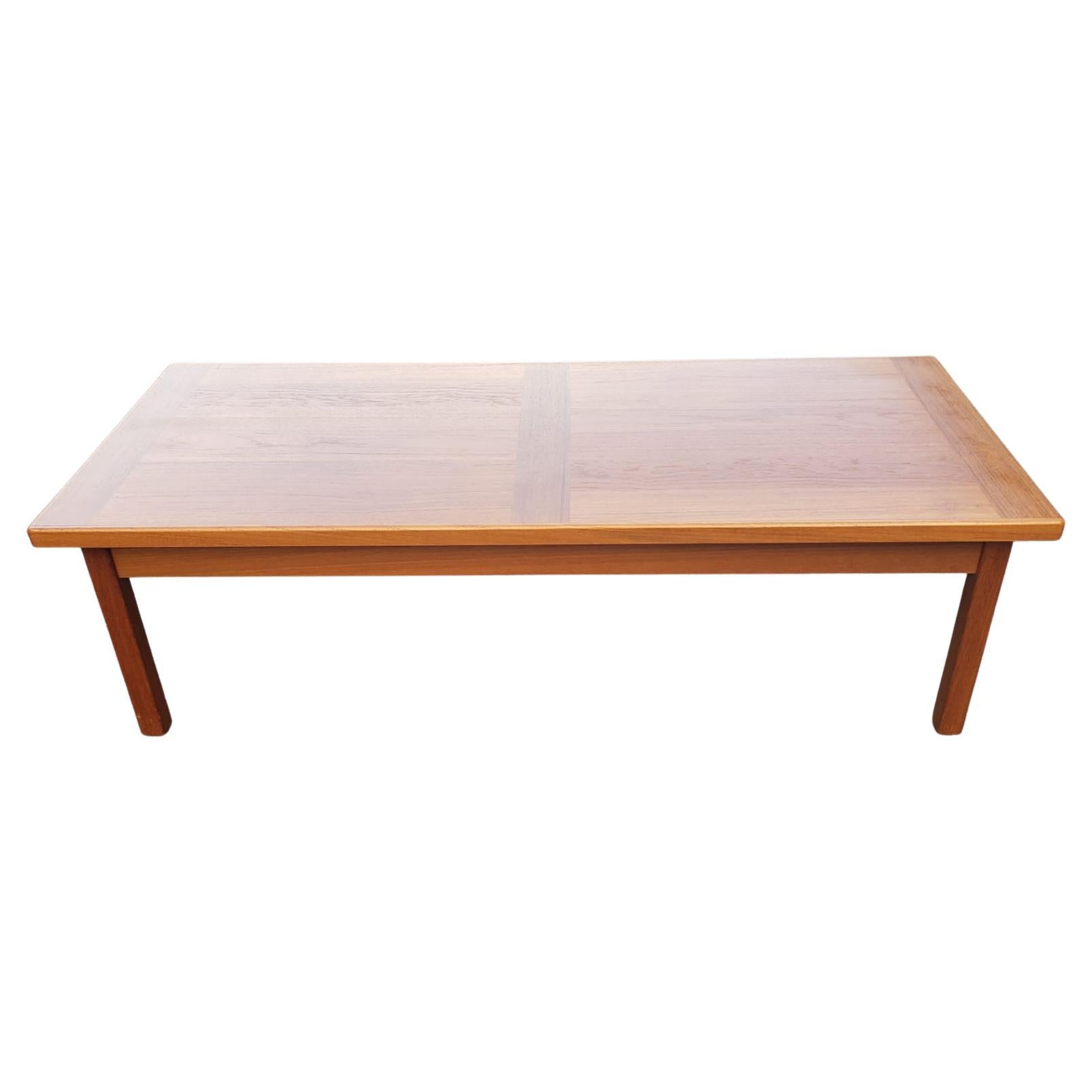 Danish Modern Solid Teak Coktail Table / Coffee Table For Sale