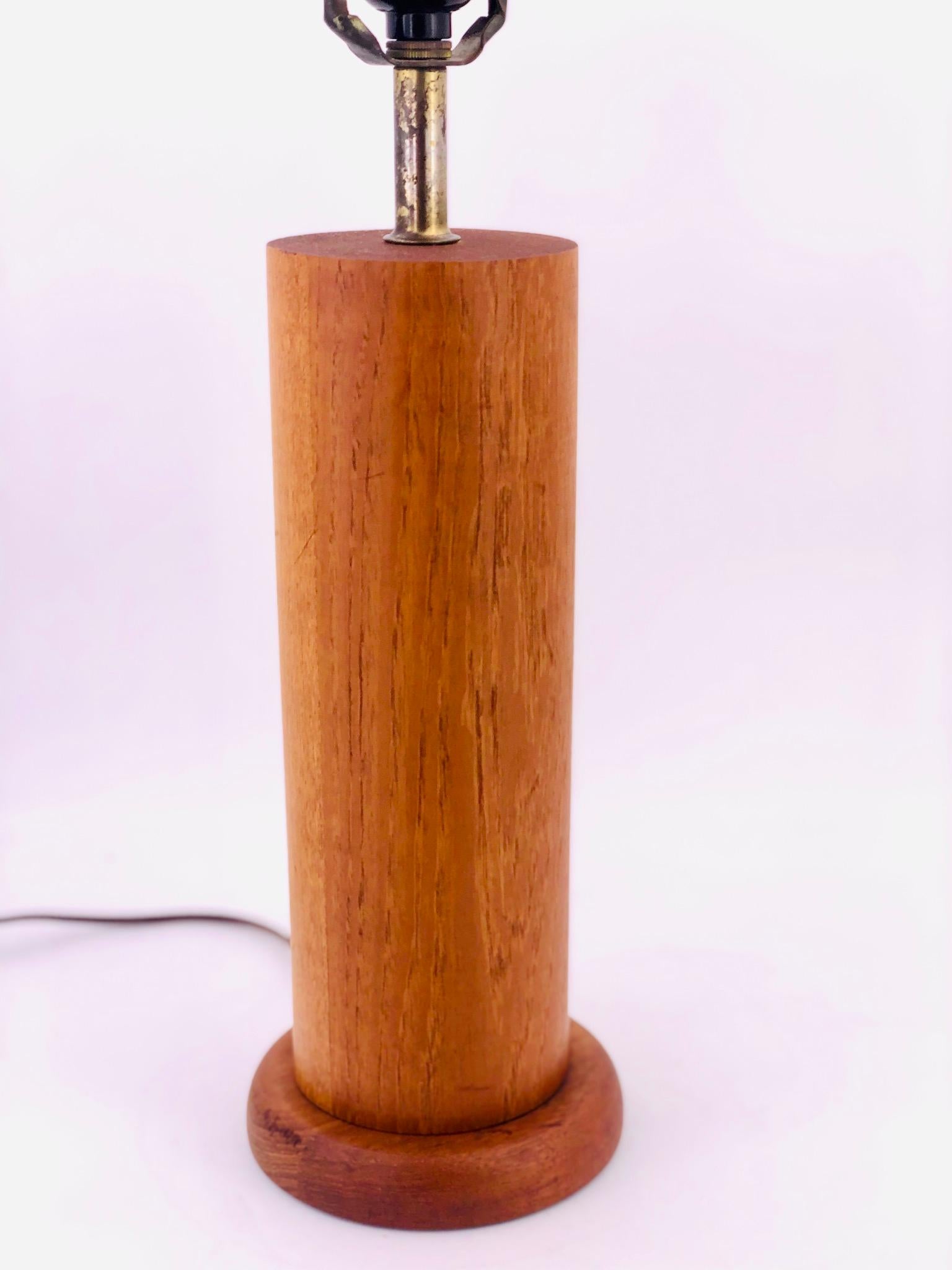Beautiful solid teak column lamp, perfect working condition lamp shade it’s not included, we have refinished the lamp. The lamp its 17