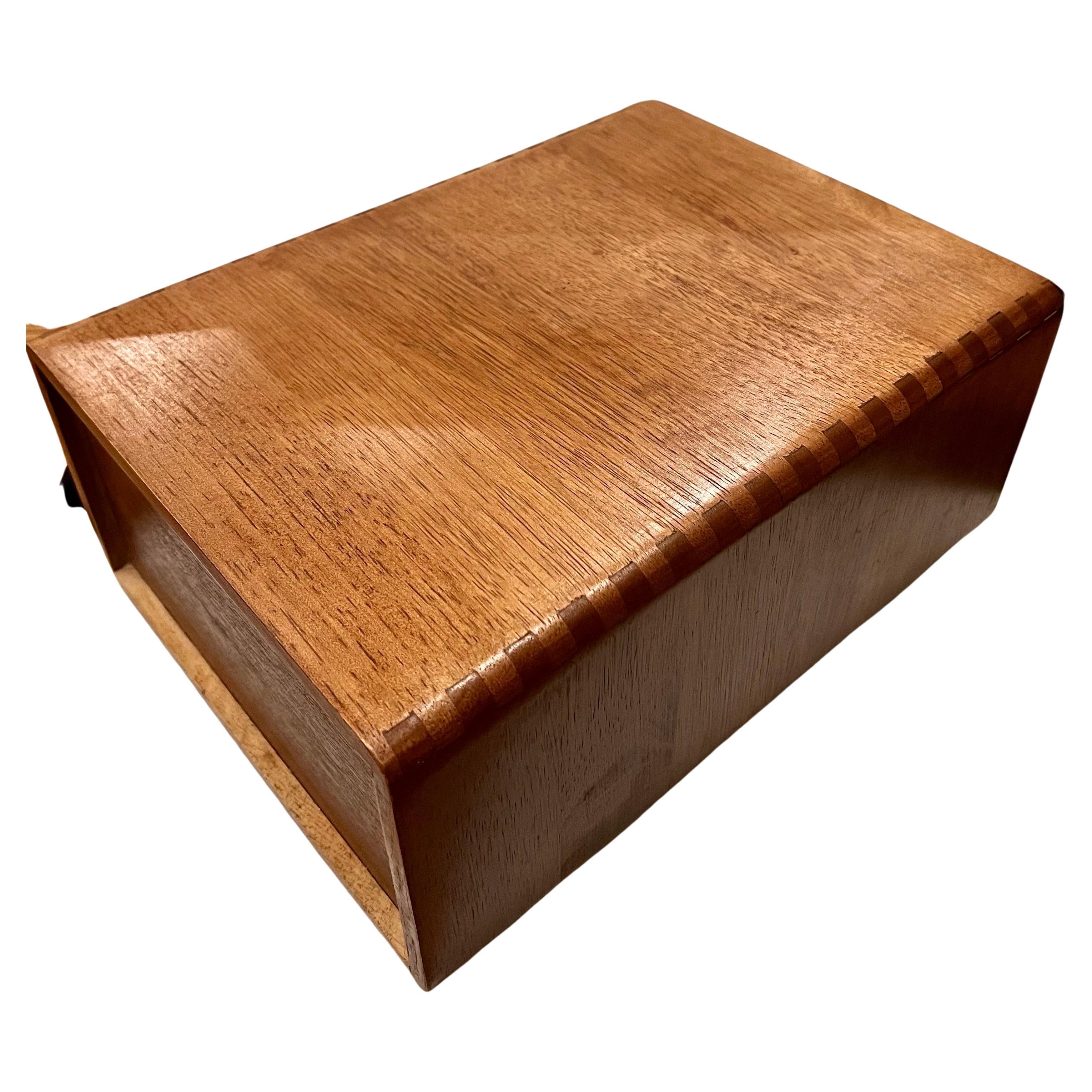 Schöne handgefertigte massive Teakholz-Box mit Schublade, circa 1980er Jahre einfach und elegant gut gemacht Schwalbenschwanz große Qualität. mit kleinen Fächern im Inneren der Schublade.