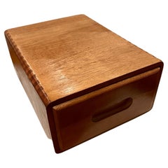 Caja multiusos moderna danesa de teca maciza con cola de milano y cajón