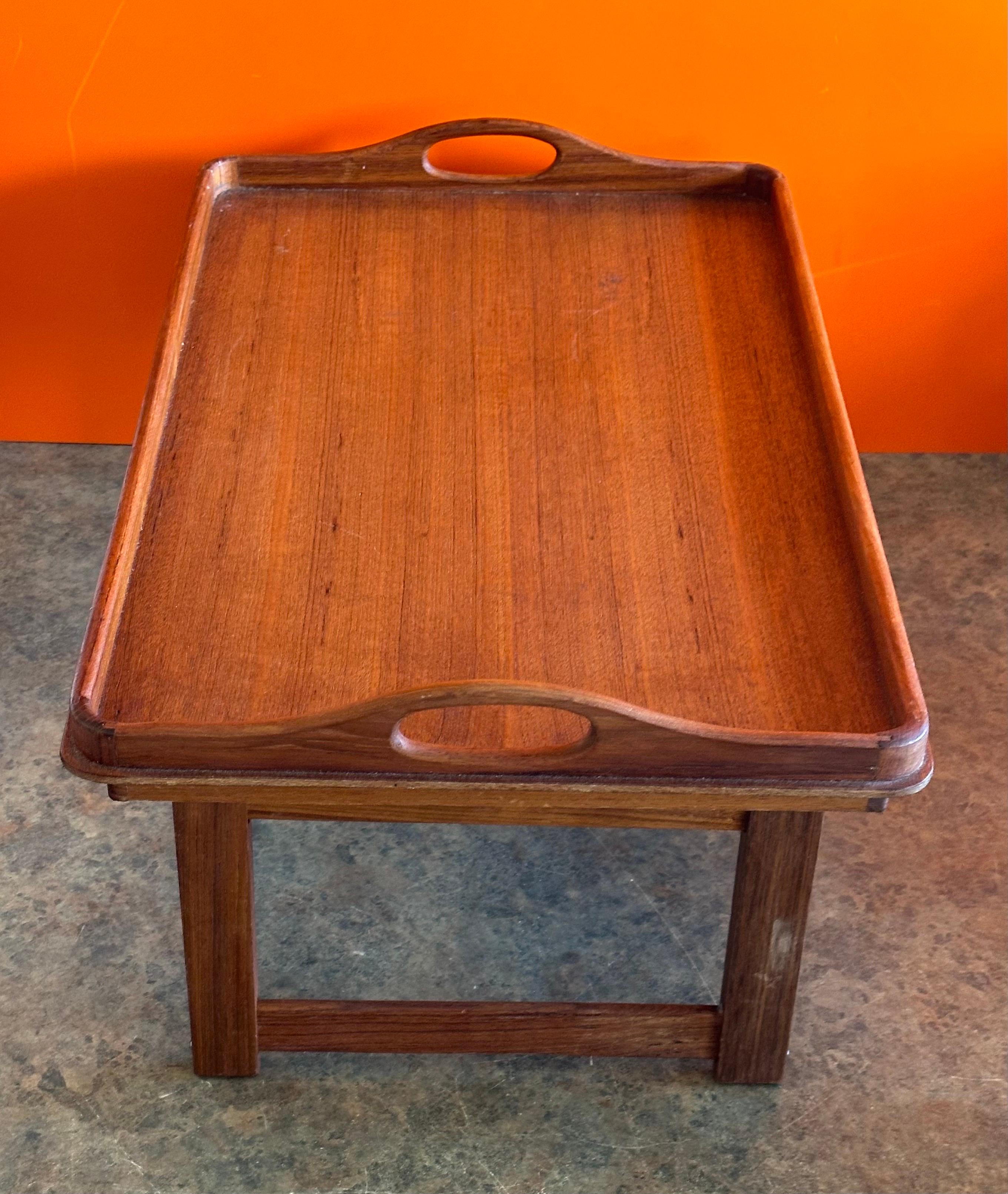 Bandeja plegable danesa moderna de teca maciza para cama / desayuno en Bueno estado para la venta en San Diego, CA