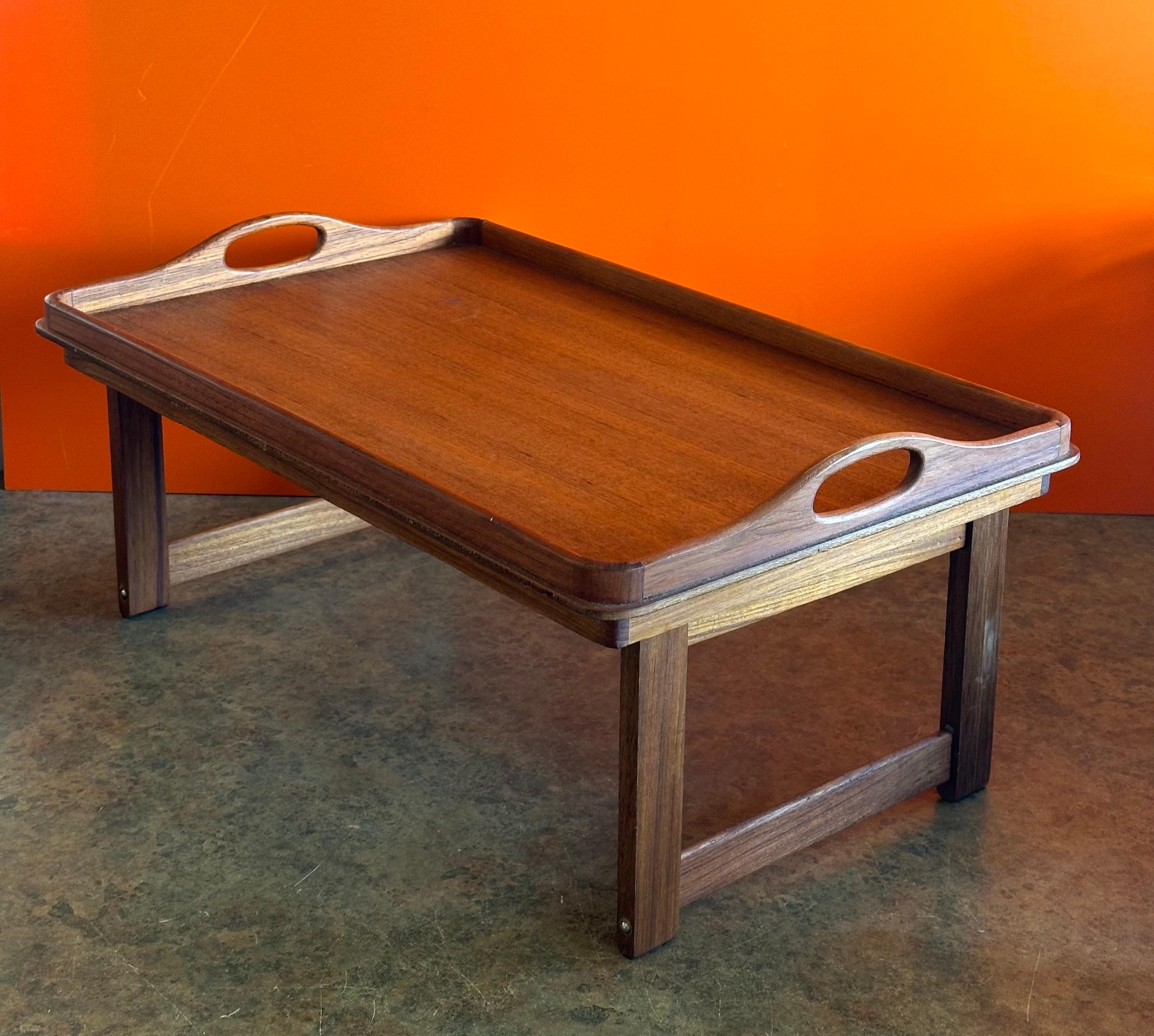 Bandeja plegable danesa moderna de teca maciza para cama / desayuno siglo XX en venta