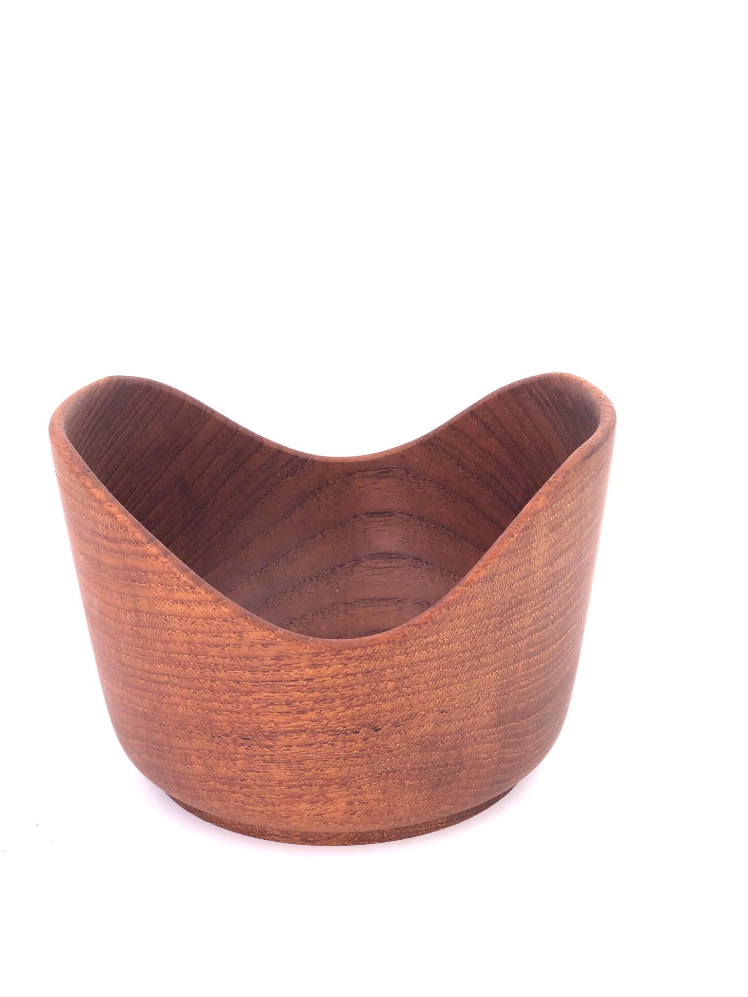 A beautiful solid teak handcrafted bowl, circa 1950s in solid teak in the style of Finn Juhl, manufactured by Kesa Denmark we have cleaned and oiled this piece its in great condition.