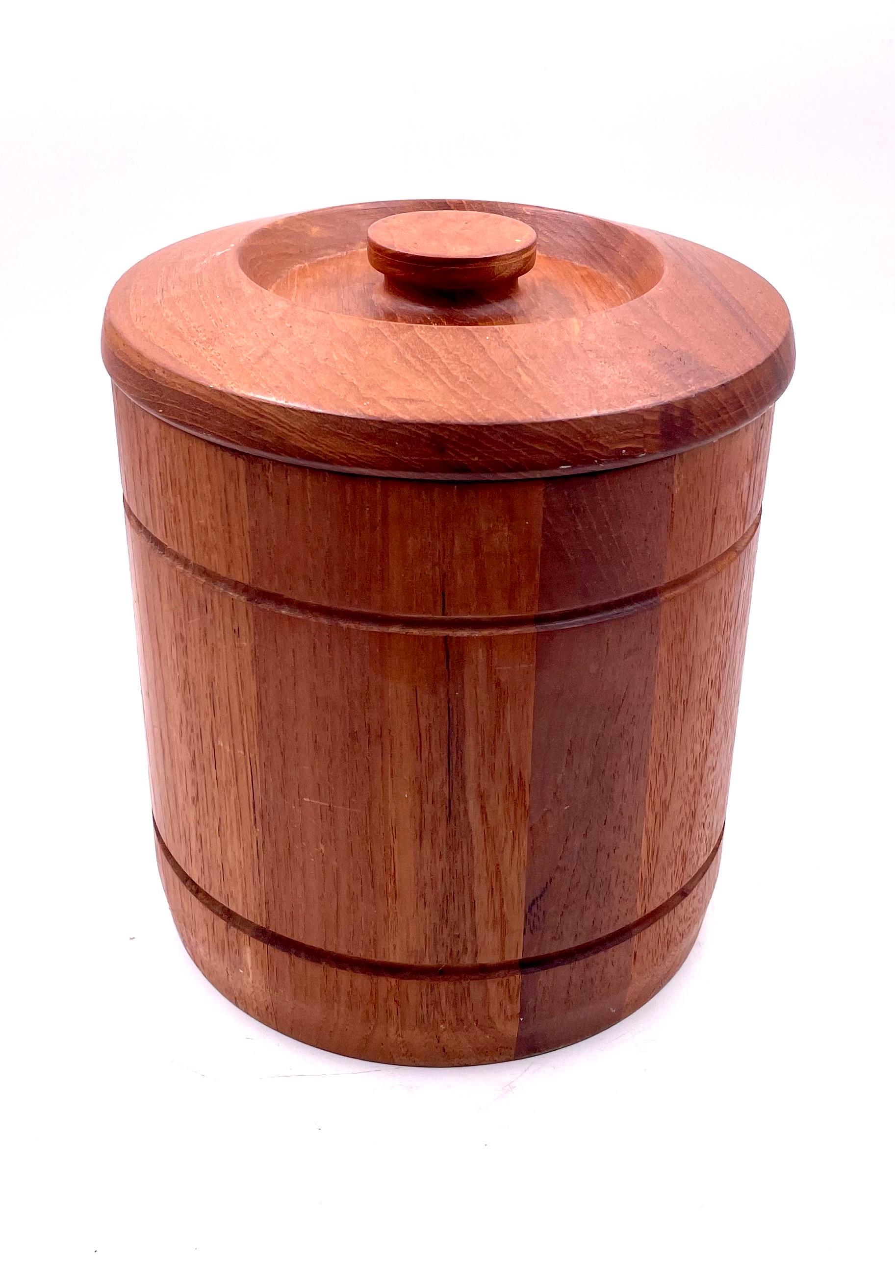 Beautiful butcher solid teak ice bucket, nice original condition with a white plastic liner, circa the 1970s. and drain plug in great condition.