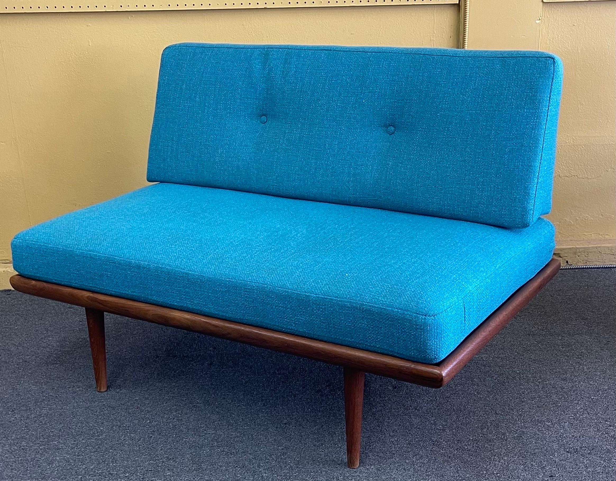 Dänisches modernes Tagesbett/Sofa aus massivem Teakholz „Minerva“ von Peter Hvidt für John Stuart (20. Jahrhundert) im Angebot