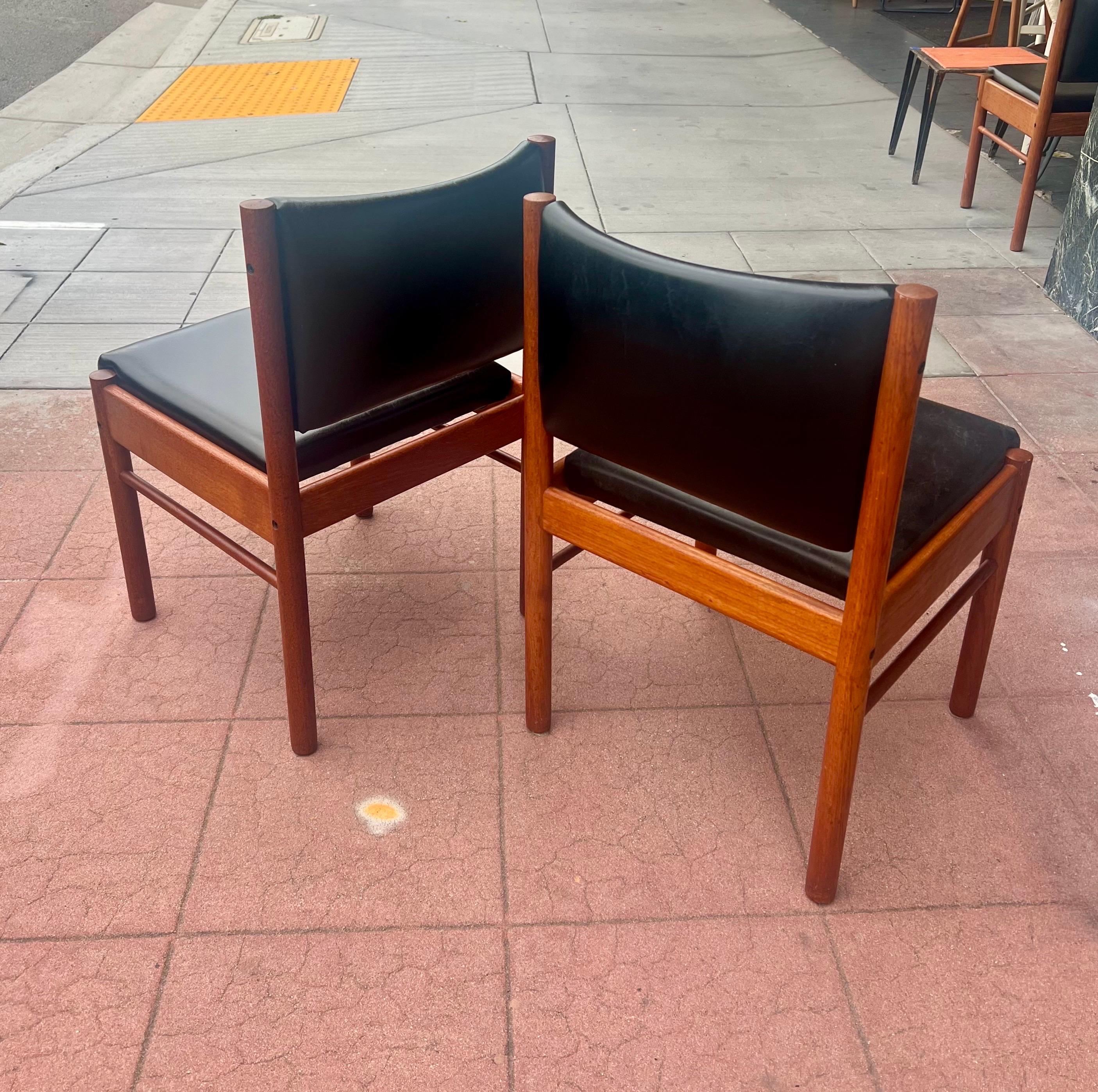 Postmoderne Danish Modern Solid Teak & Naugahyde Set of 6 Dining Chairs en vente