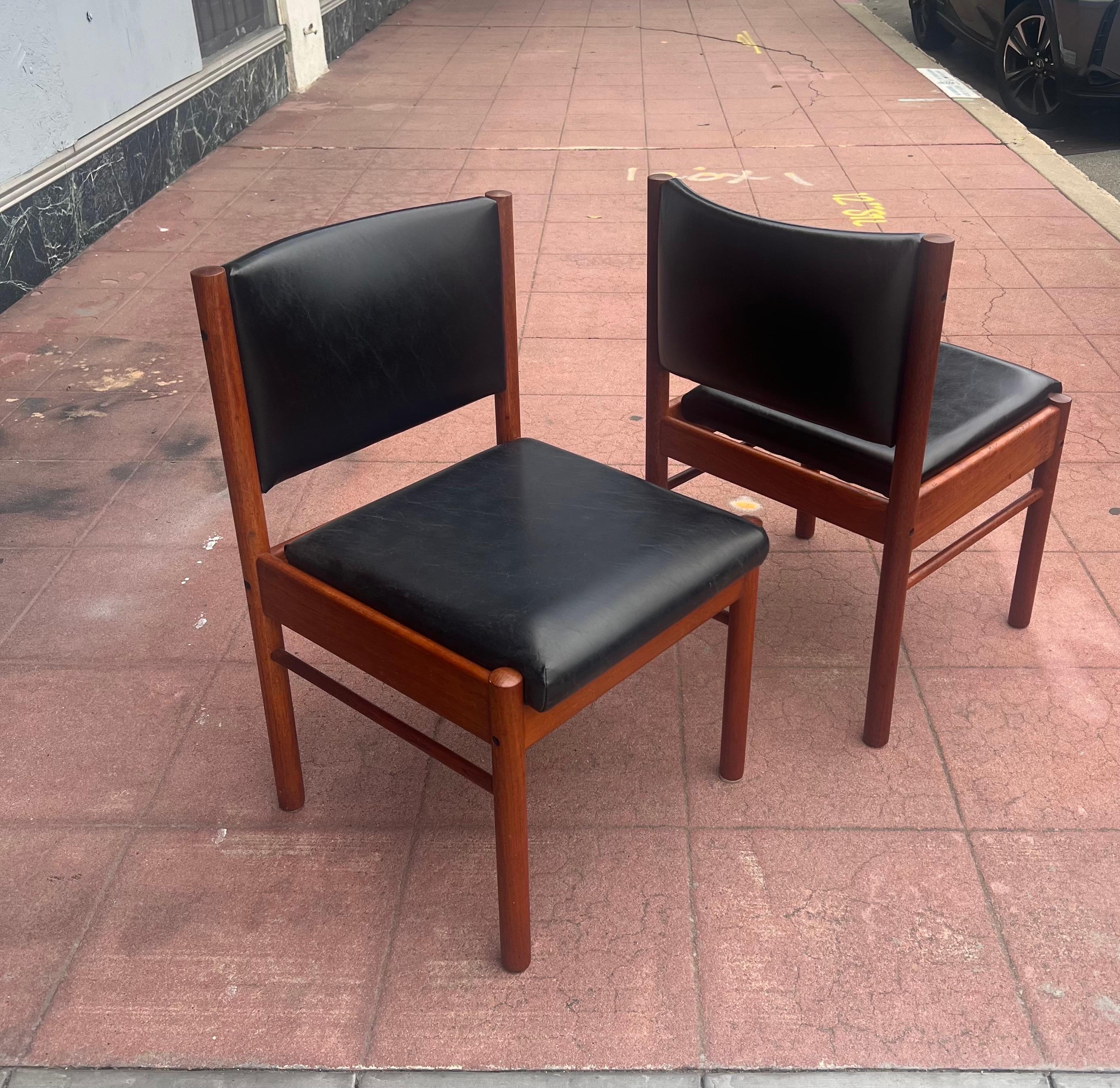 Danois Danish Modern Solid Teak & Naugahyde Set of 6 Dining Chairs en vente