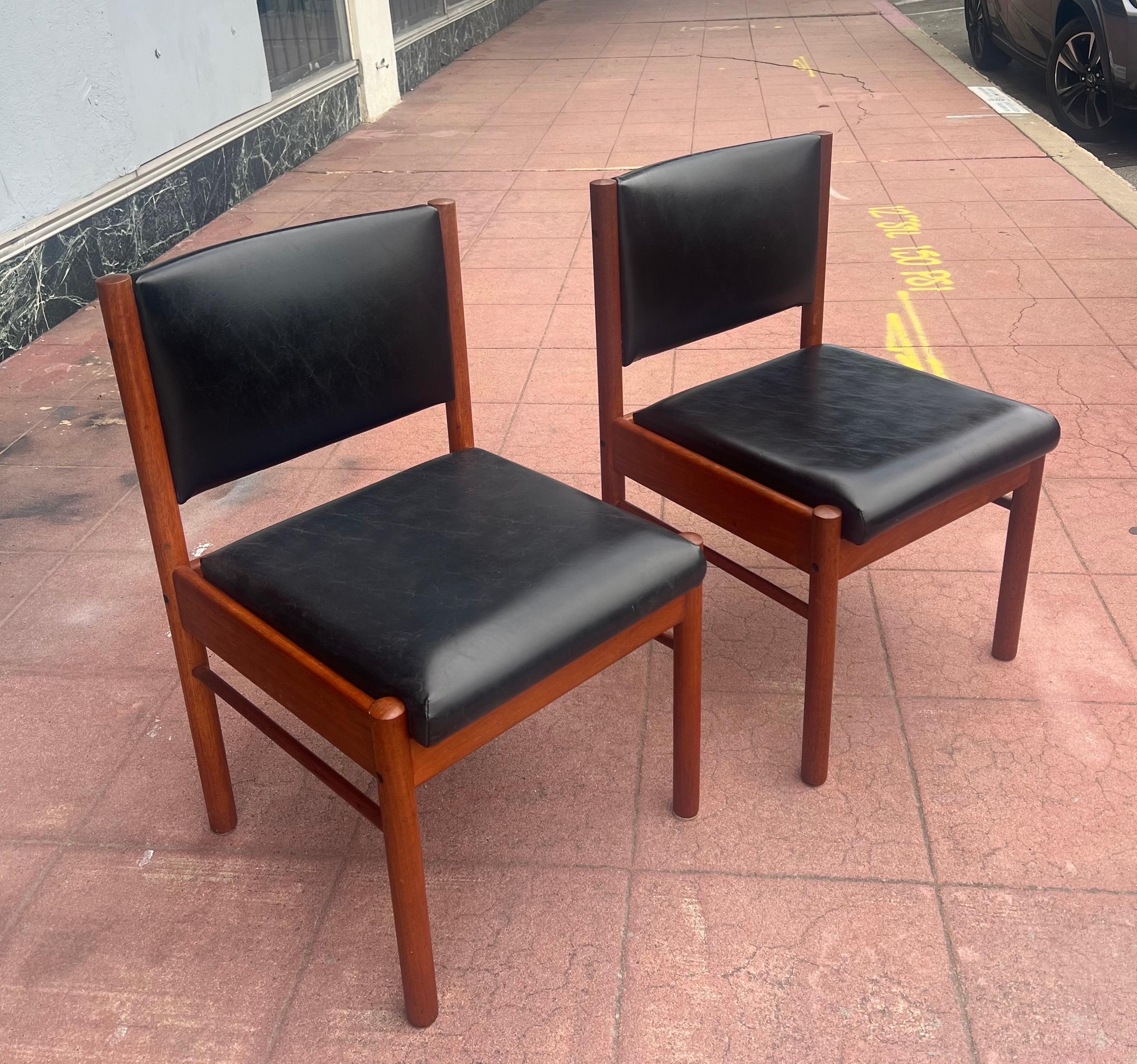 Danish Modern Solid Teak & Naugahyde Set of 6 Dining Chairs Bon état - En vente à San Diego, CA