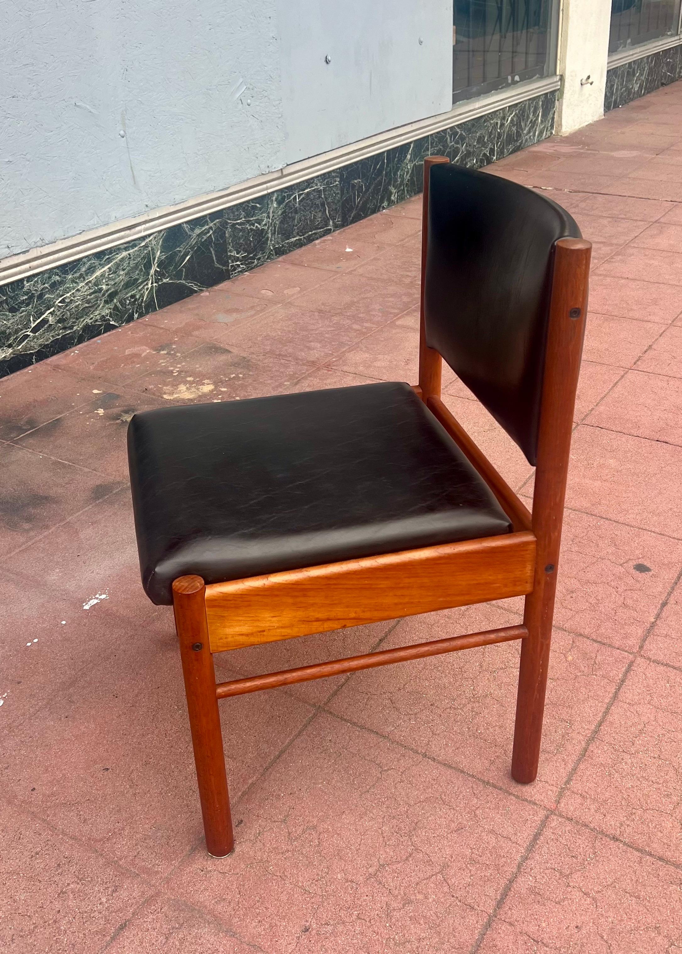 20ième siècle Danish Modern Solid Teak & Naugahyde Set of 6 Dining Chairs en vente