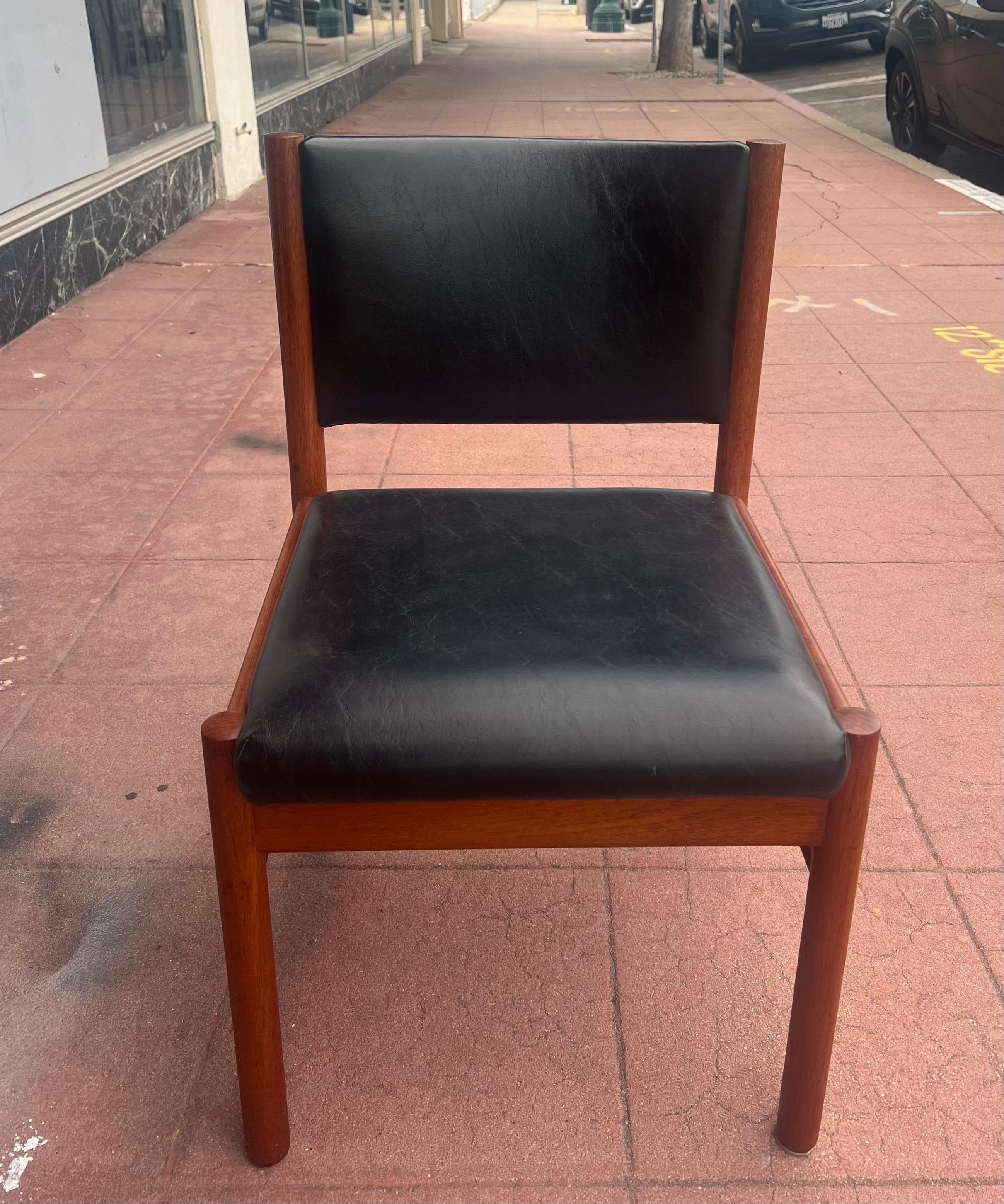 Danish Modern Solid Teak & Naugahyde Set of 6 Dining Chairs en vente 1