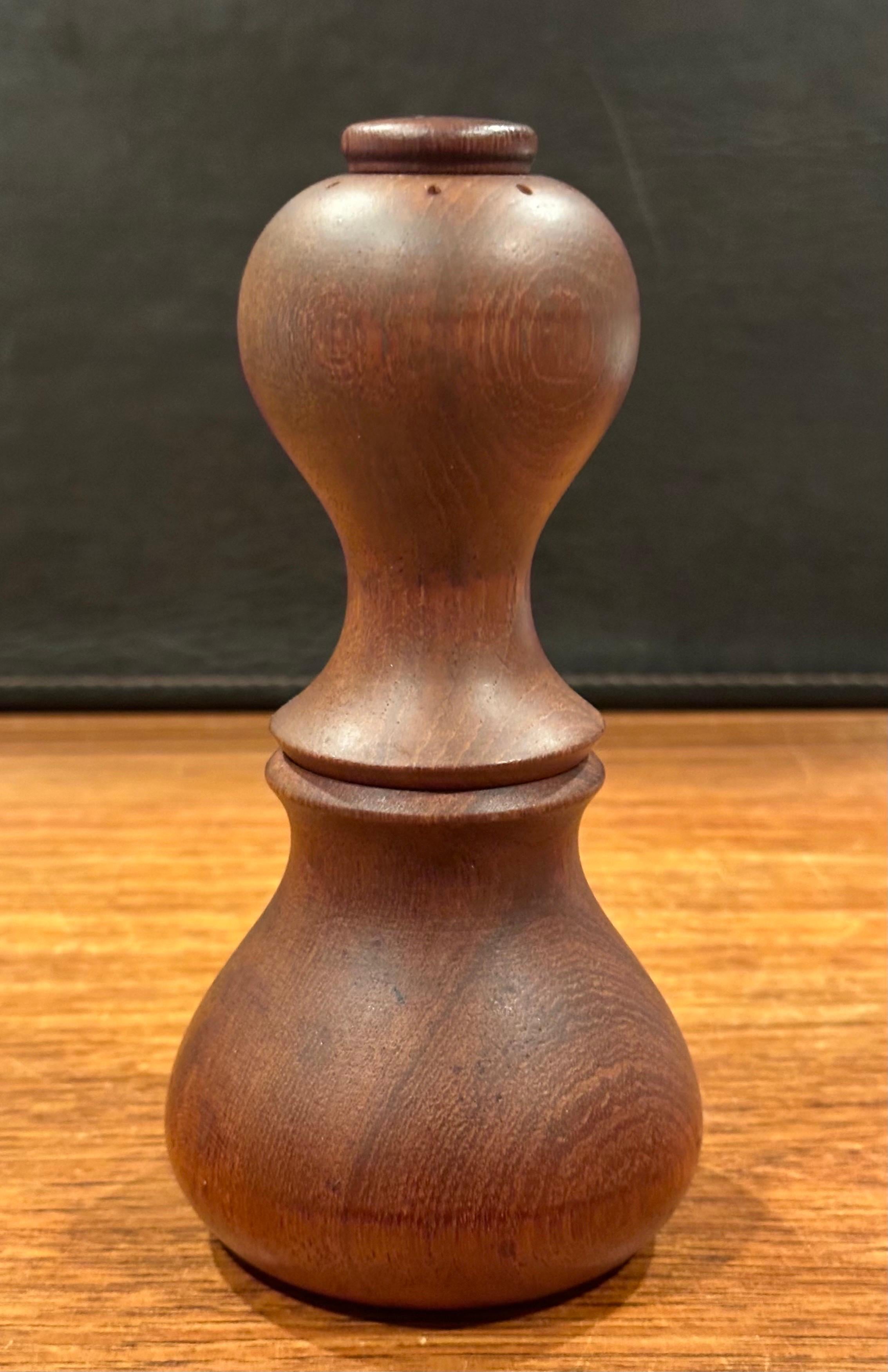 Danish Modern Solid Teak Salt and Peppermill by Jens Quistgaard for Dansk In Good Condition In San Diego, CA