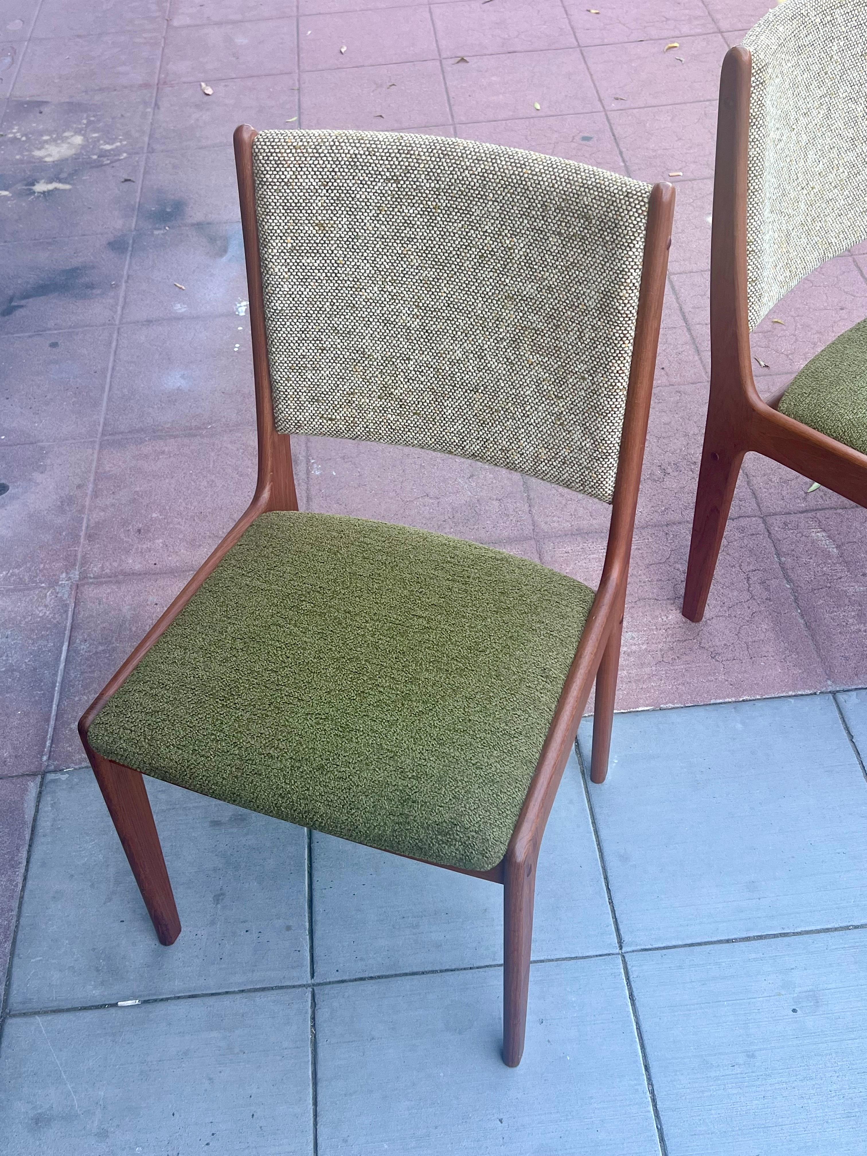 Danish Modern Solid Teak Set of 4 Dining Chairs by Johannes Andersen In Good Condition For Sale In San Diego, CA