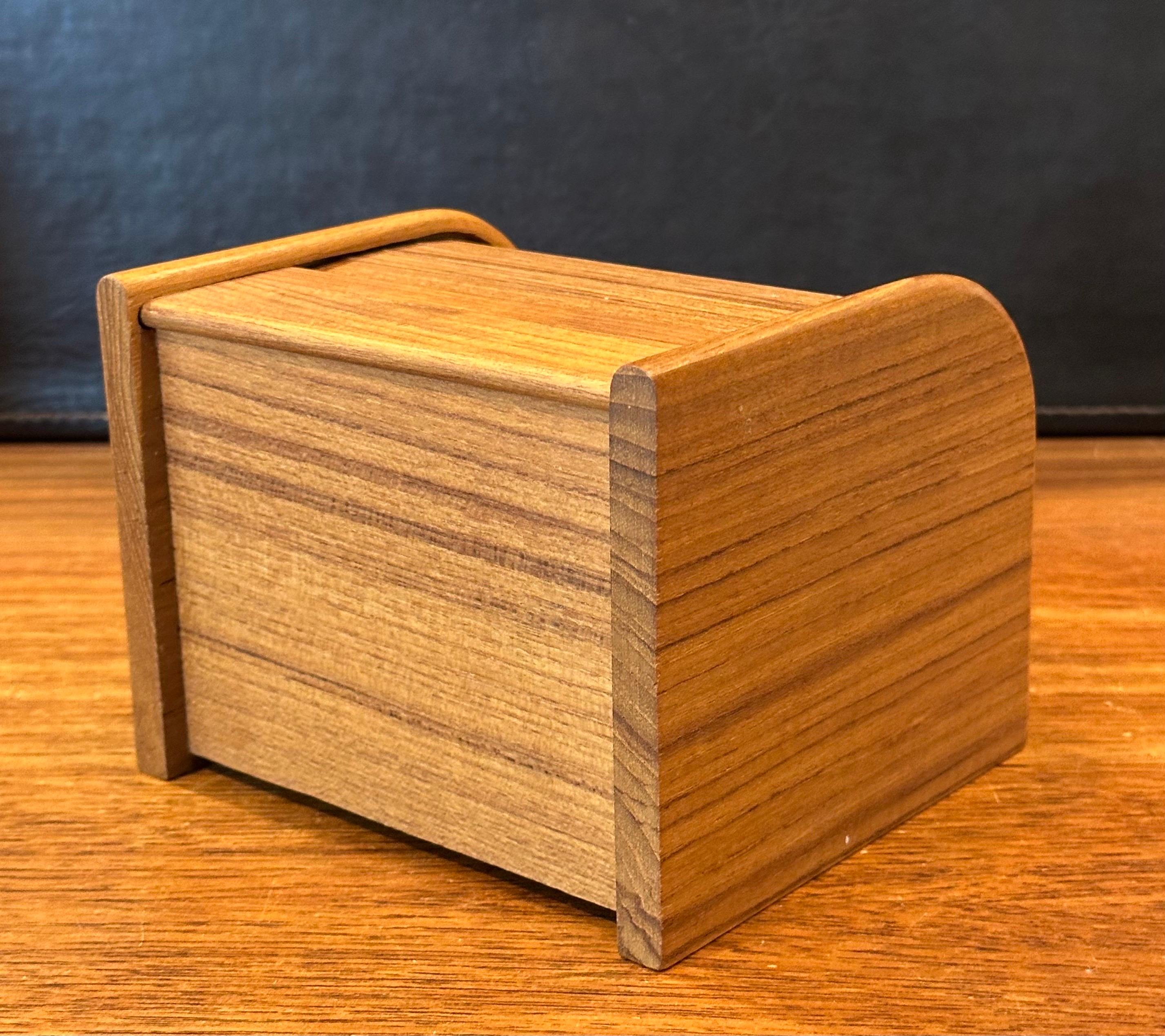 Caja de escritorio danesa moderna de teca maciza con puerta de tambor para baratijas en venta 3