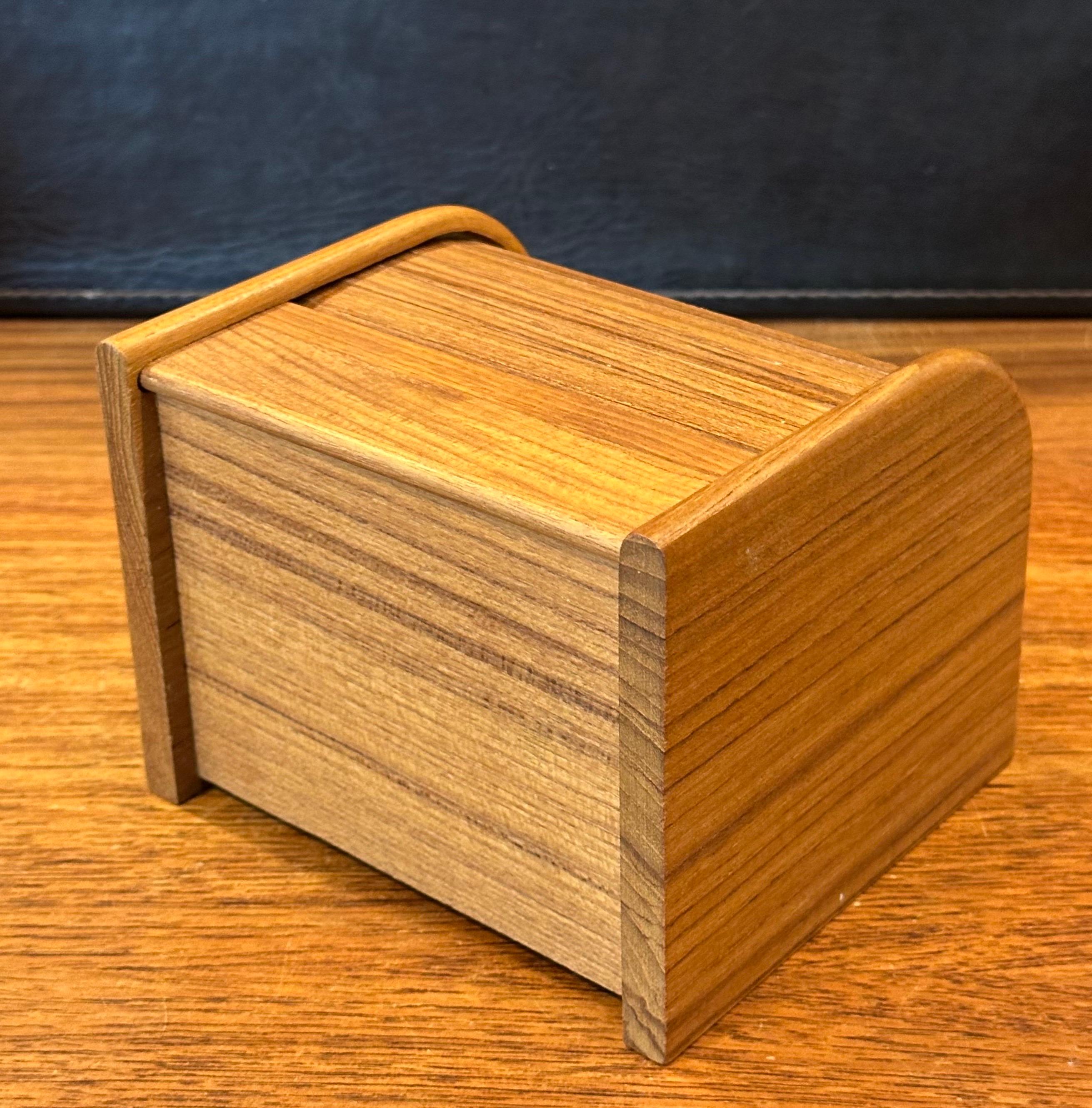 Caja de escritorio danesa moderna de teca maciza con puerta de tambor para baratijas en venta 4