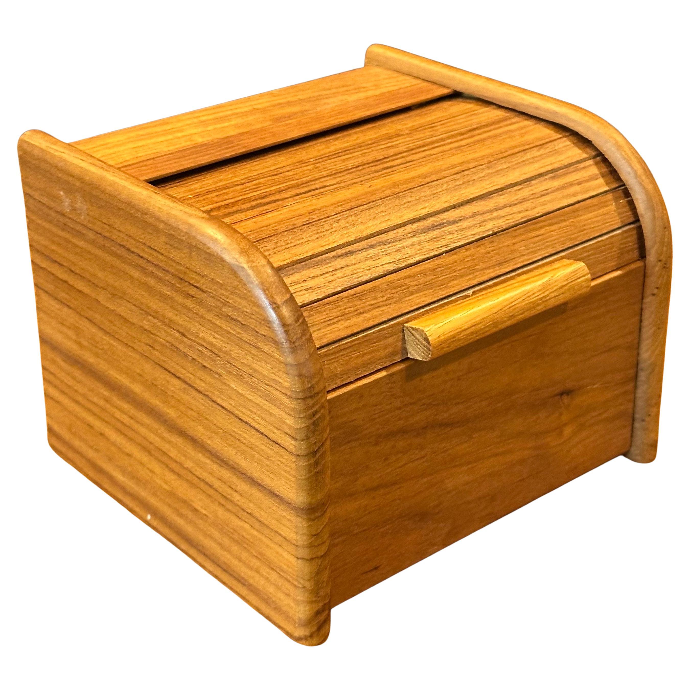 Caja de baratijas moderna danesa de teca maciza con puerta de tambor, hacia la década de 1970.  Esta bonita caja de escritorio bien elaborada es ideal para guardar objetos pequeños. La caja está en muy buen estado vintage y mide 6,25