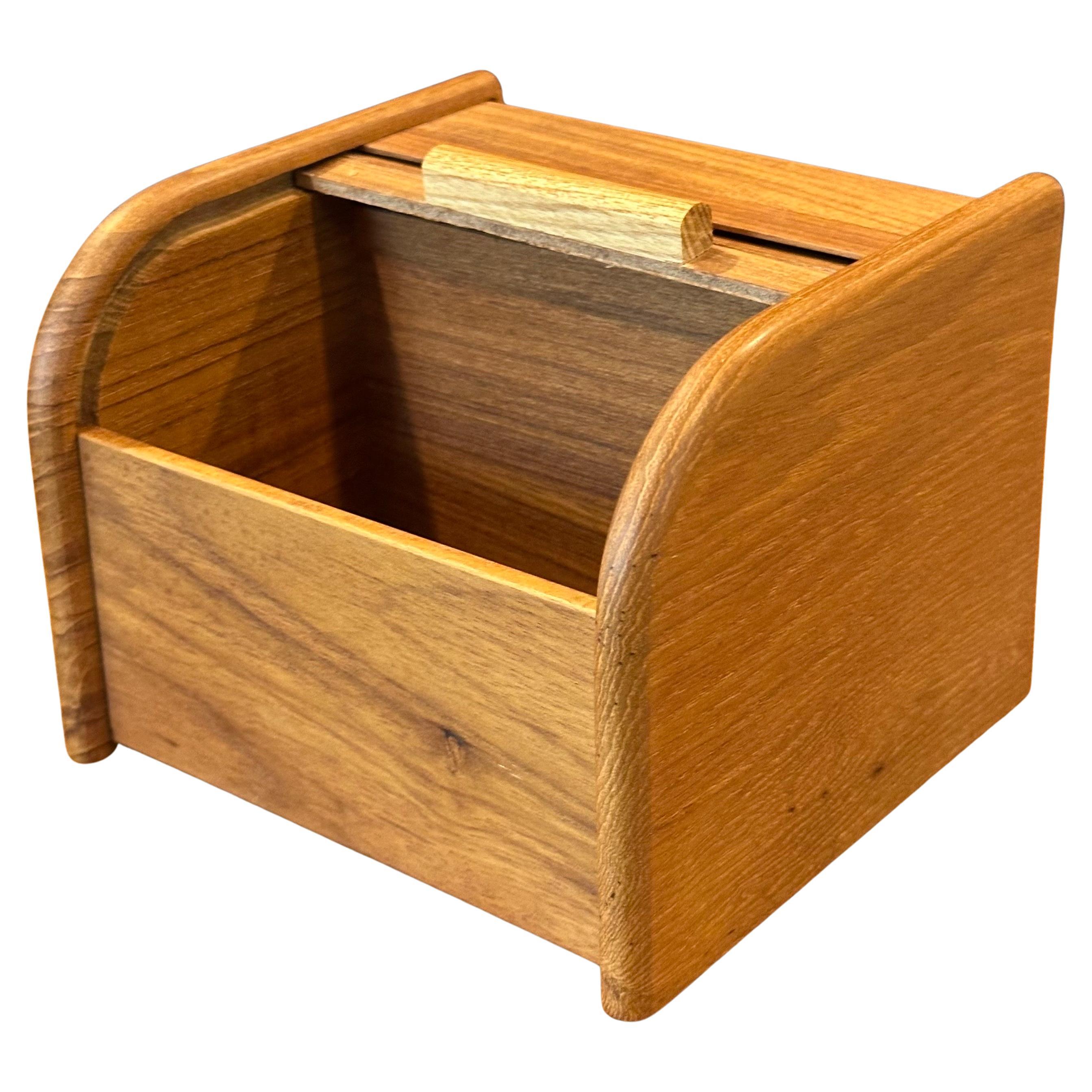 Caja de escritorio danesa moderna de teca maciza con puerta de tambor para baratijas Escandinavo moderno en venta
