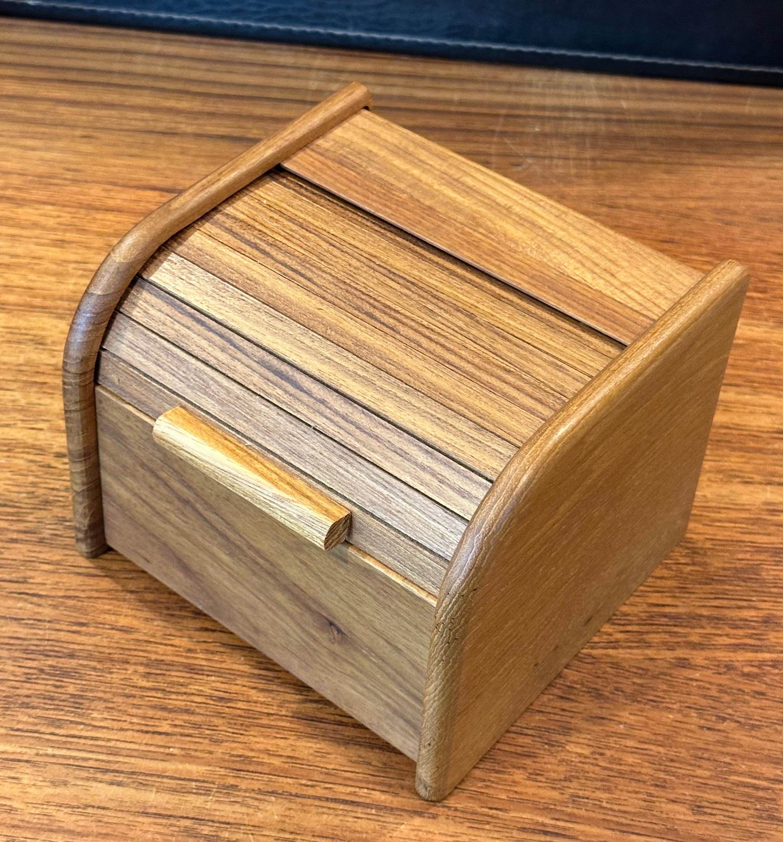 Caja de escritorio danesa moderna de teca maciza con puerta de tambor para baratijas Danés en venta