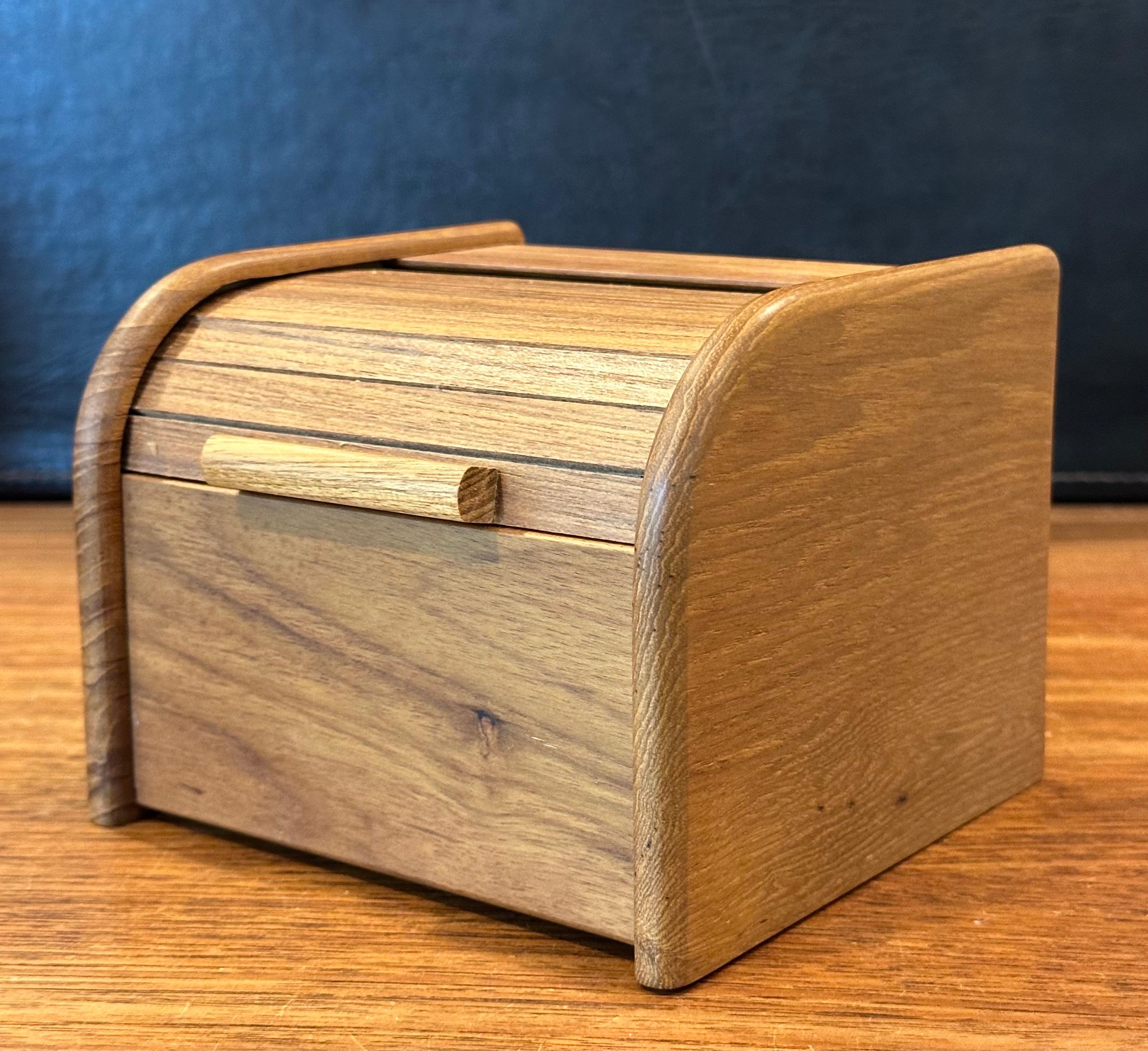 Caja de escritorio danesa moderna de teca maciza con puerta de tambor para baratijas en Bueno estado para la venta en San Diego, CA