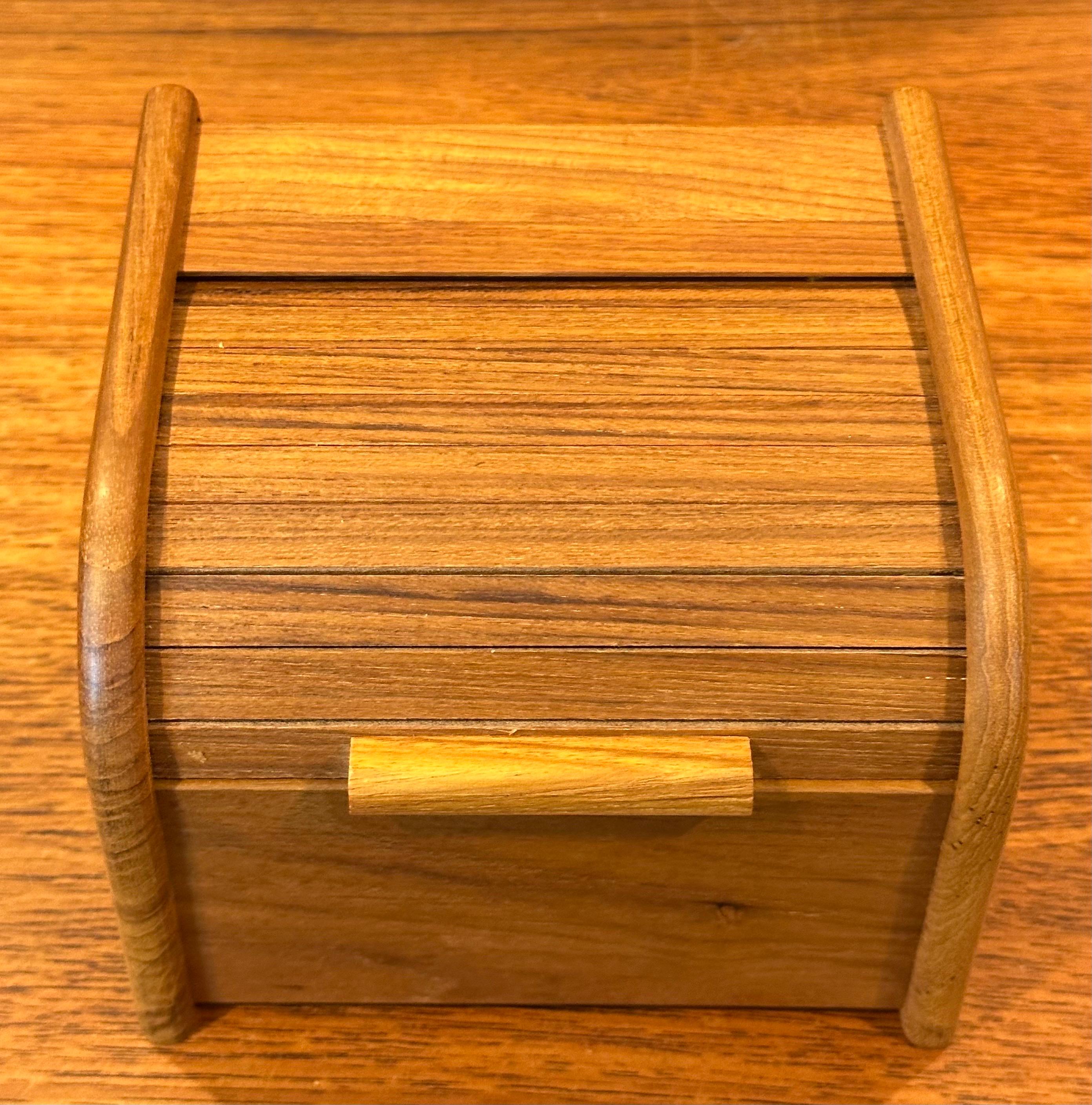 Caja de escritorio danesa moderna de teca maciza con puerta de tambor para baratijas siglo XX en venta