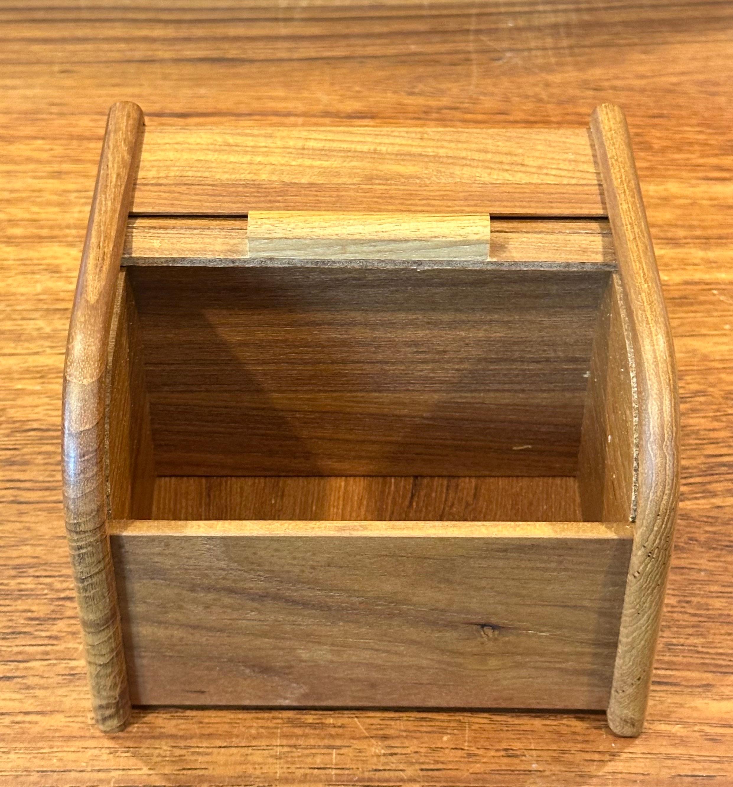 Caja de escritorio danesa moderna de teca maciza con puerta de tambor para baratijas Teca en venta