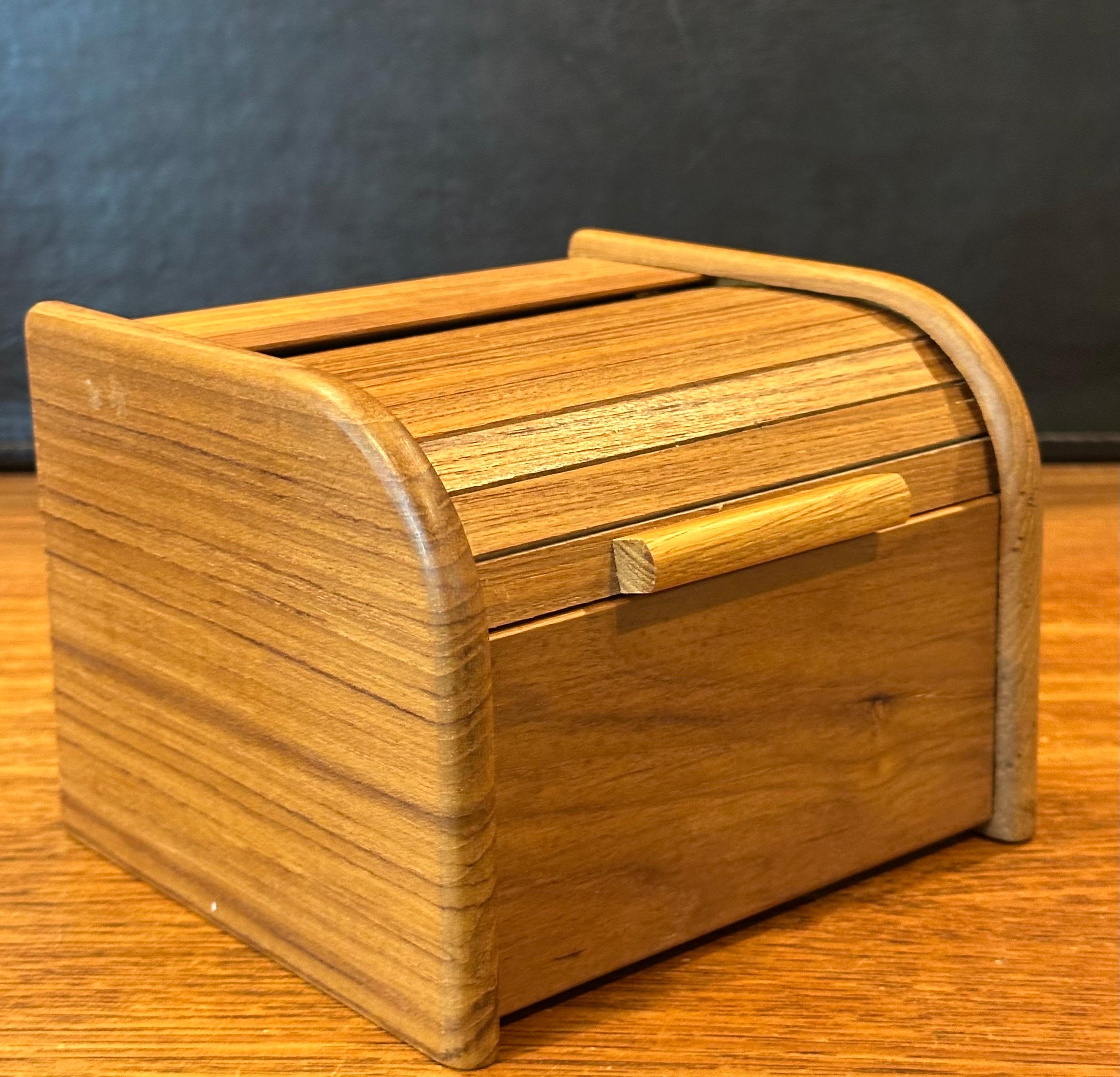 Caja de escritorio danesa moderna de teca maciza con puerta de tambor para baratijas en venta 1