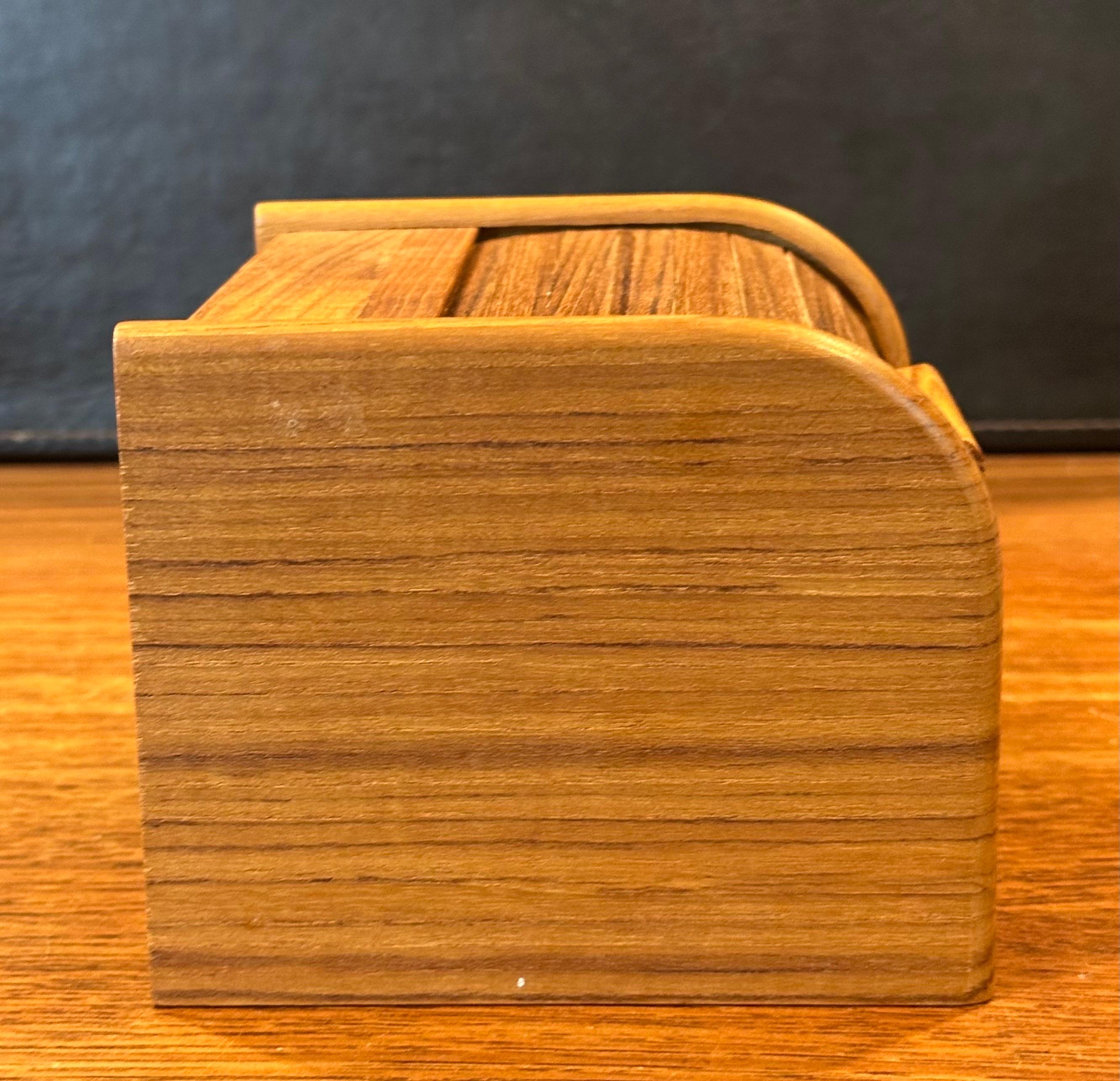 Caja de escritorio danesa moderna de teca maciza con puerta de tambor para baratijas en venta 2