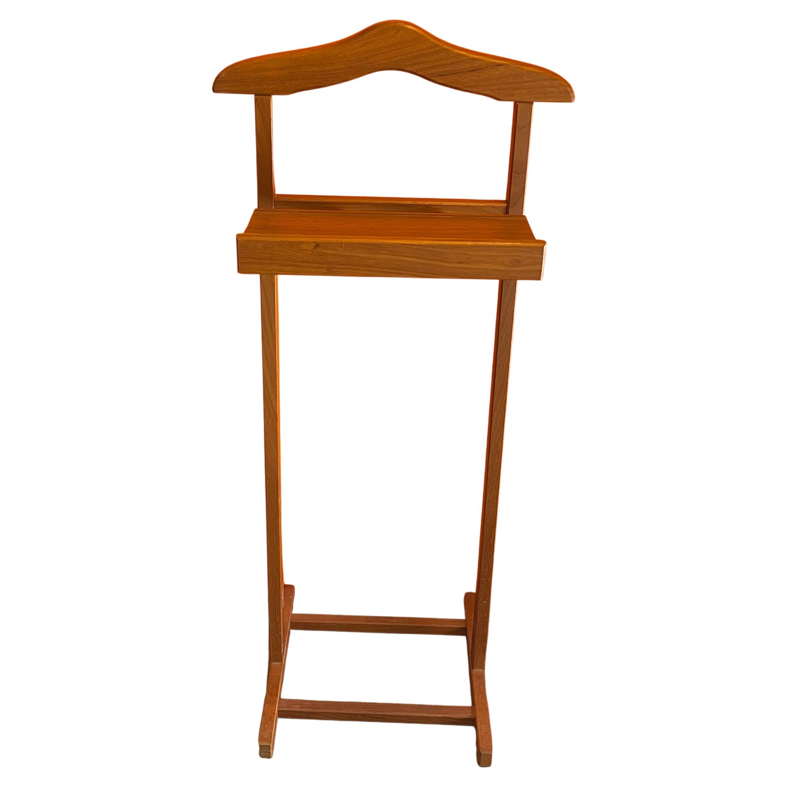 Danish modern solid teak valet rack with shelf by PBJ Mobler Denmark, circa 1970s. The rack is in very good vintage condition and measures 17.5