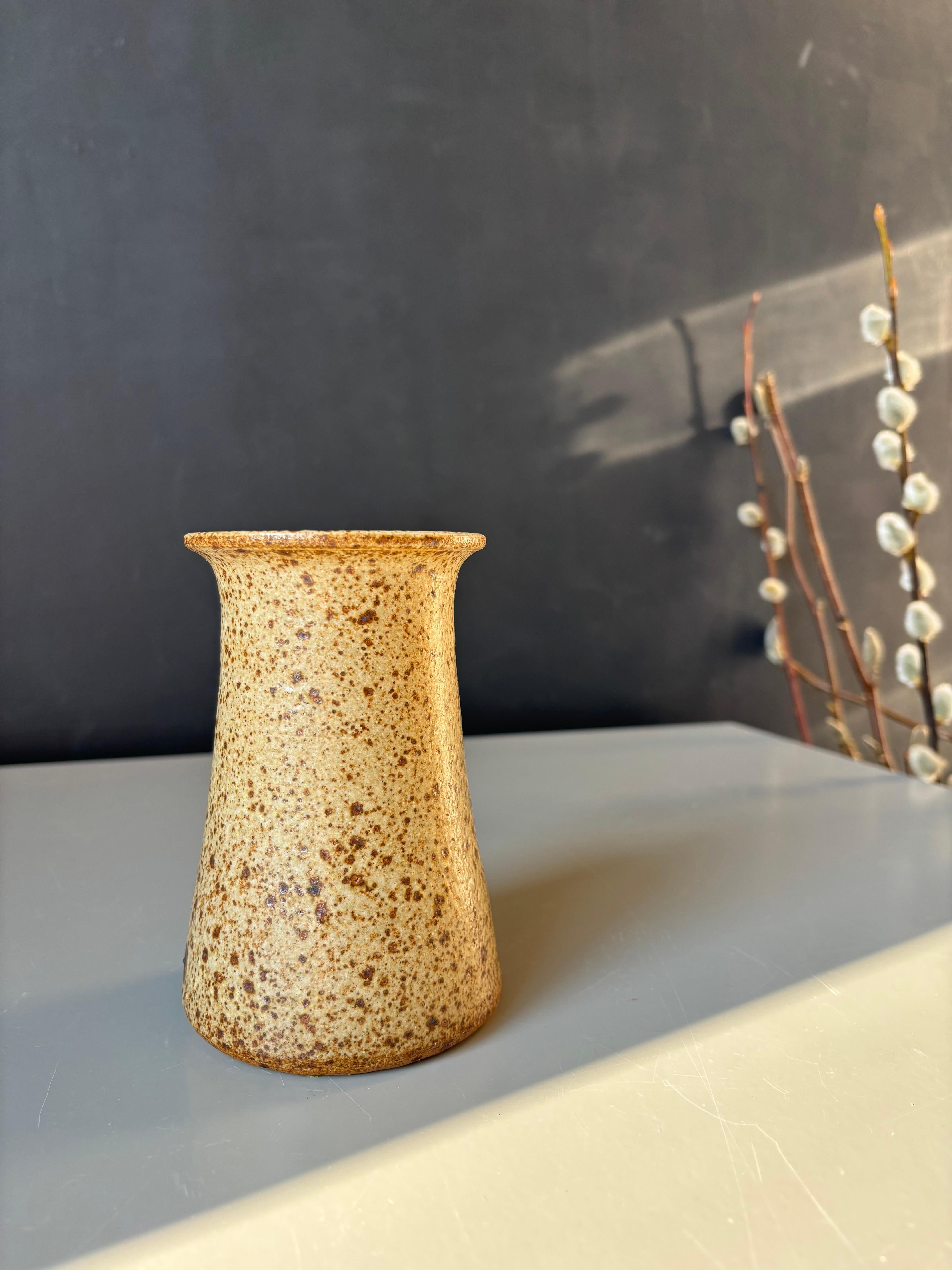 Dänische organisch-moderne, handgedrehte Vase mit wunderschöner gesprenkelter brauner und sandfarbener Glasur. Signiert unter dem Sockel mit originalem Label auf der Unterseite. 
Schöner Vintage-Zustand. 
Dänemark, 1960er Jahre.